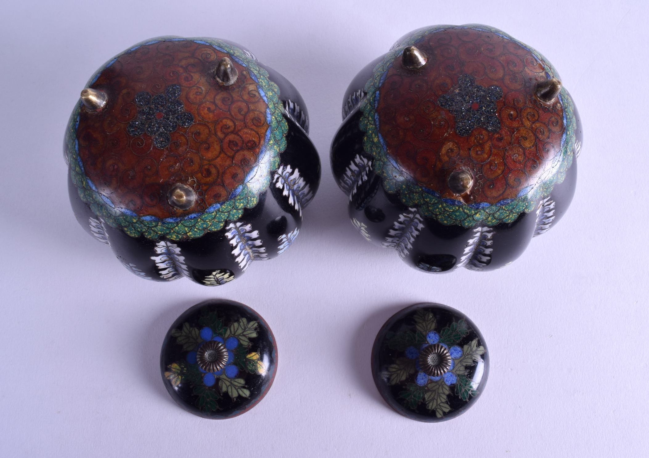 A PAIR OF EARLY 20TH CENTURY JAPANESE MEIJI PERIOD LOBED CLOISONNE ENAMEL CENSERS AND COVERS - Image 3 of 3