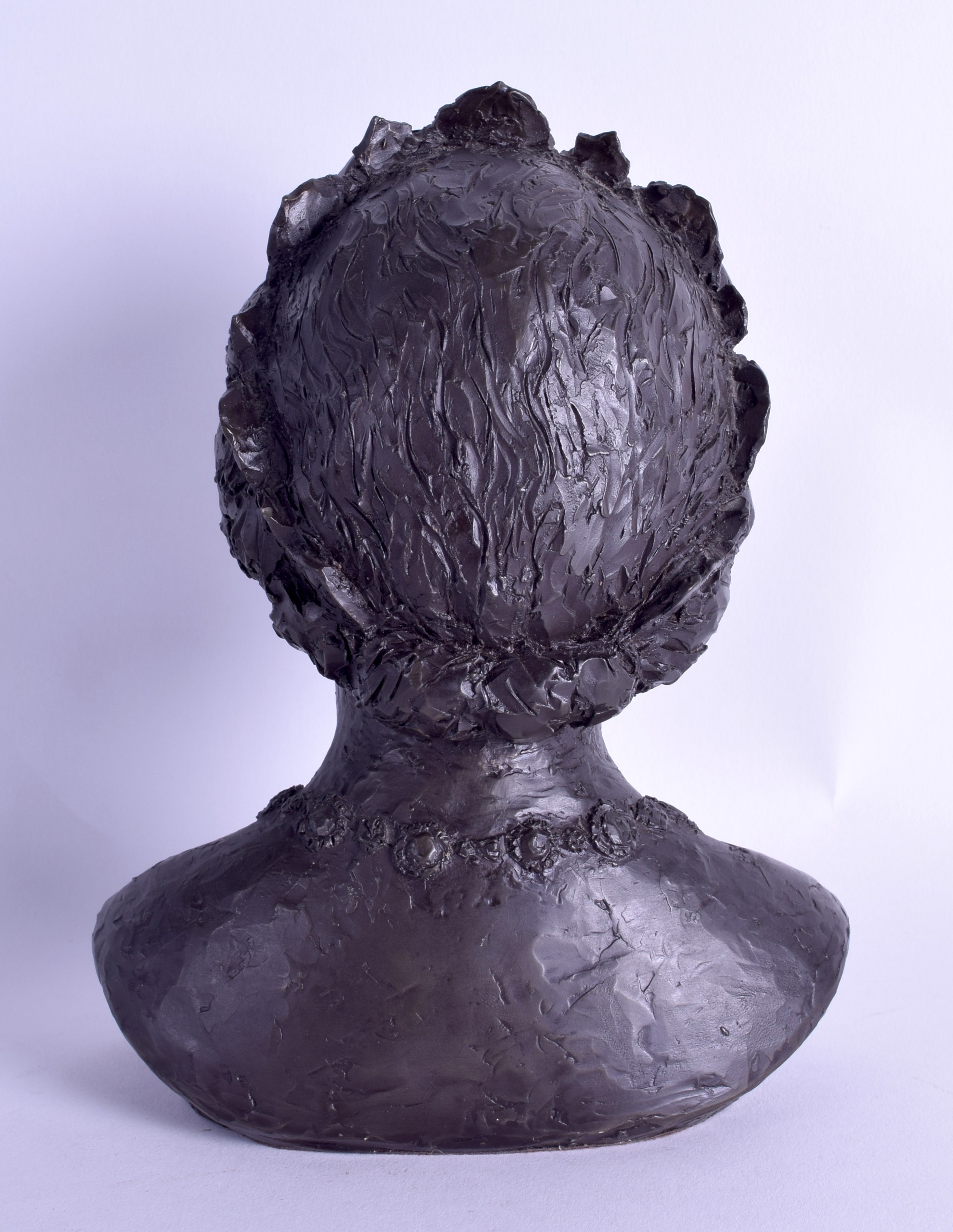 A LIMITED EDITION HEREDITIES BUST OF THE QUEEN MOTHER by Jill Twee, No 418 of 750. 19 cm high. - Image 2 of 5