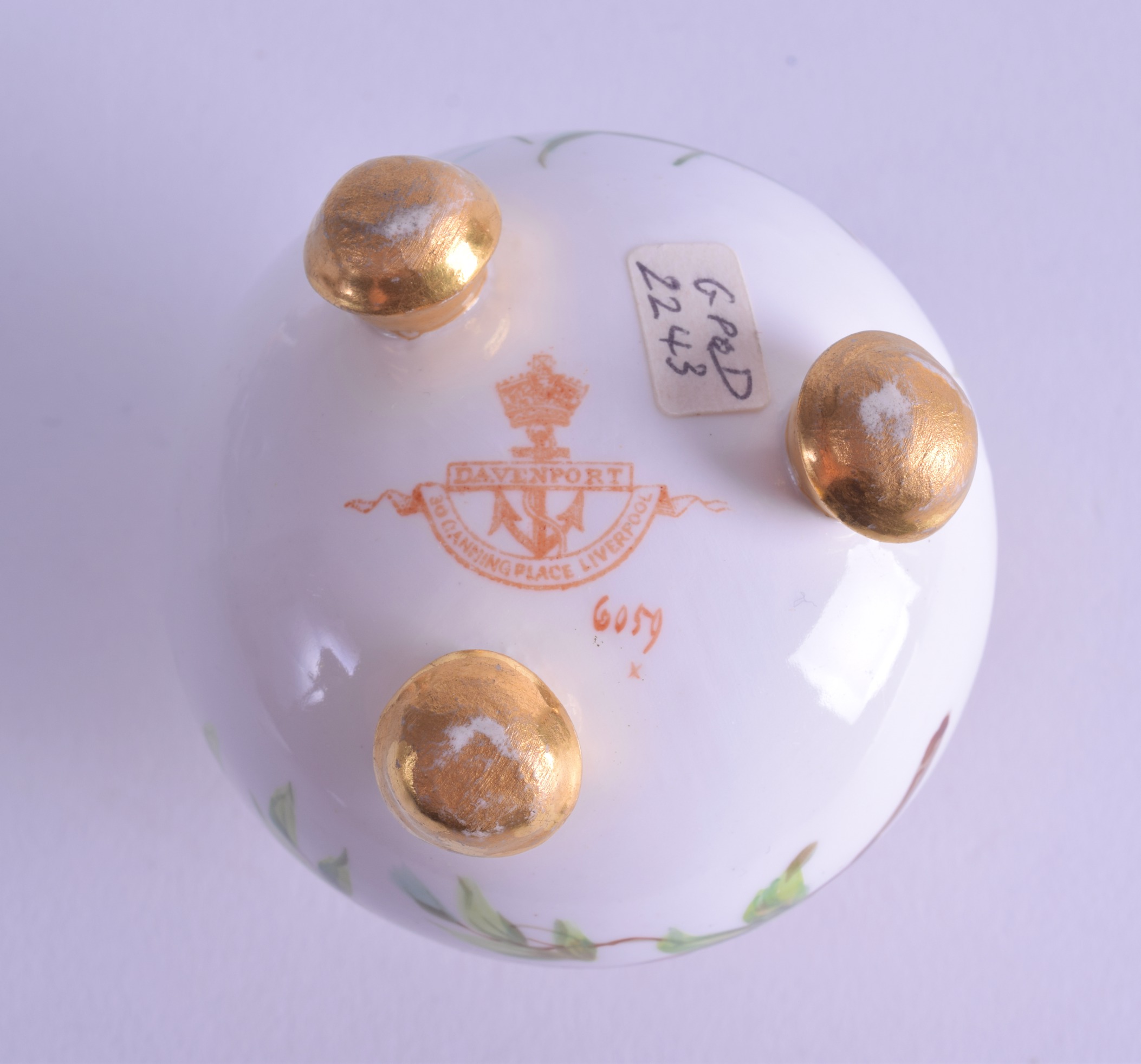 19th c. Davenport spherical vase with four ball feet painted with a birds in Royal Worcester - Image 3 of 3