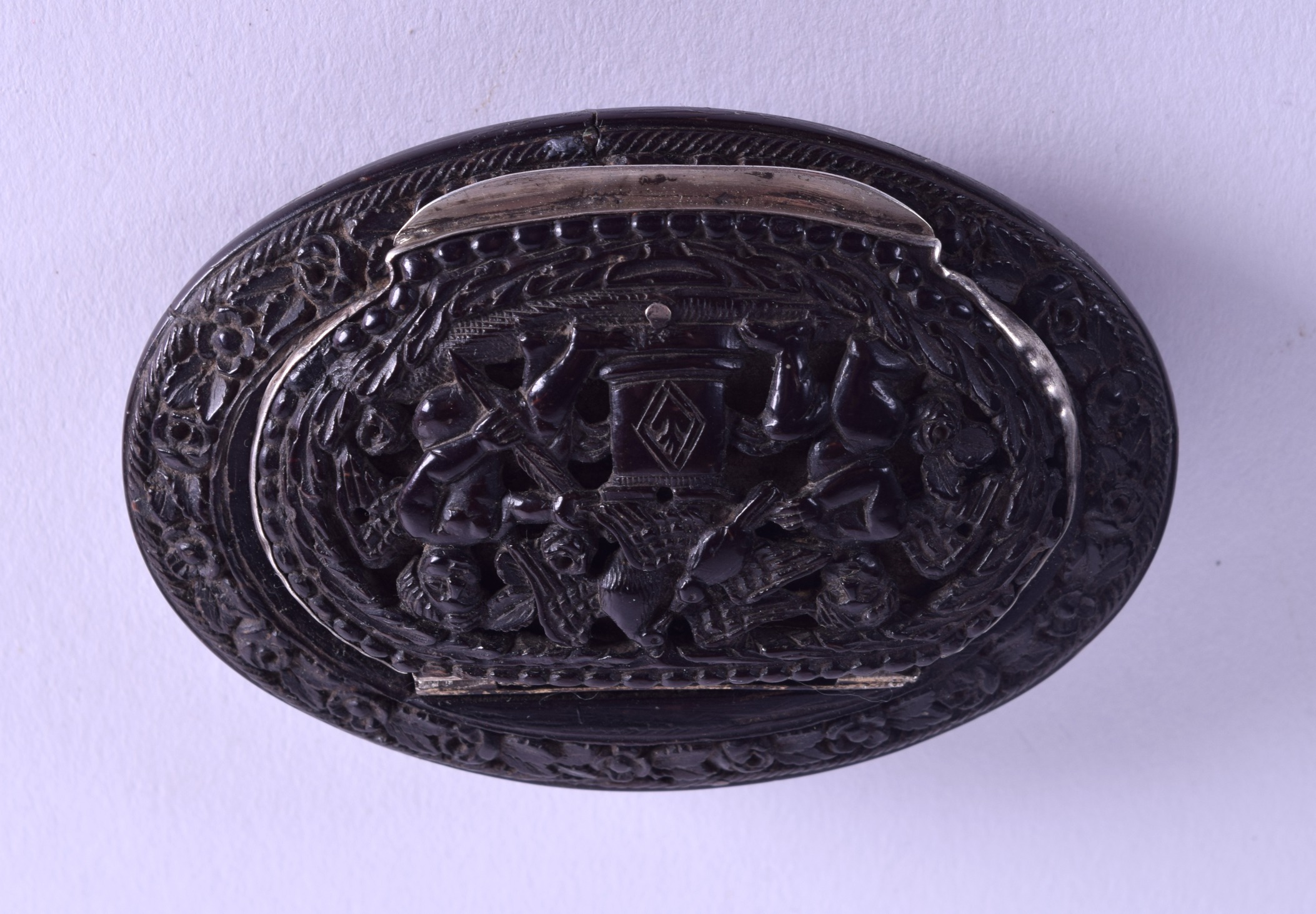 A GOOD 18TH CENTURY CONTINENTAL CARVED COQUILLA NUT SNUFF BOX decorated with figures within