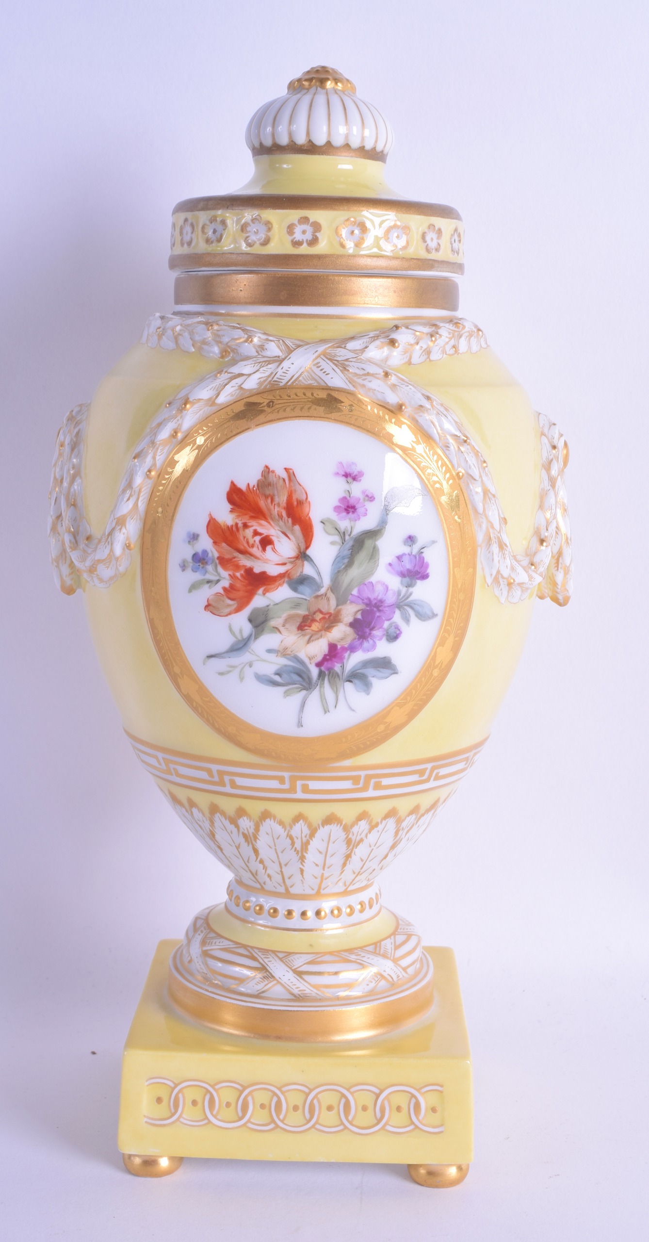 A FINE 19TH CENTURY KPM BERLIN YELLOW VASE AND COVER painted with two putti amongst clouds. 25 cm - Image 2 of 3