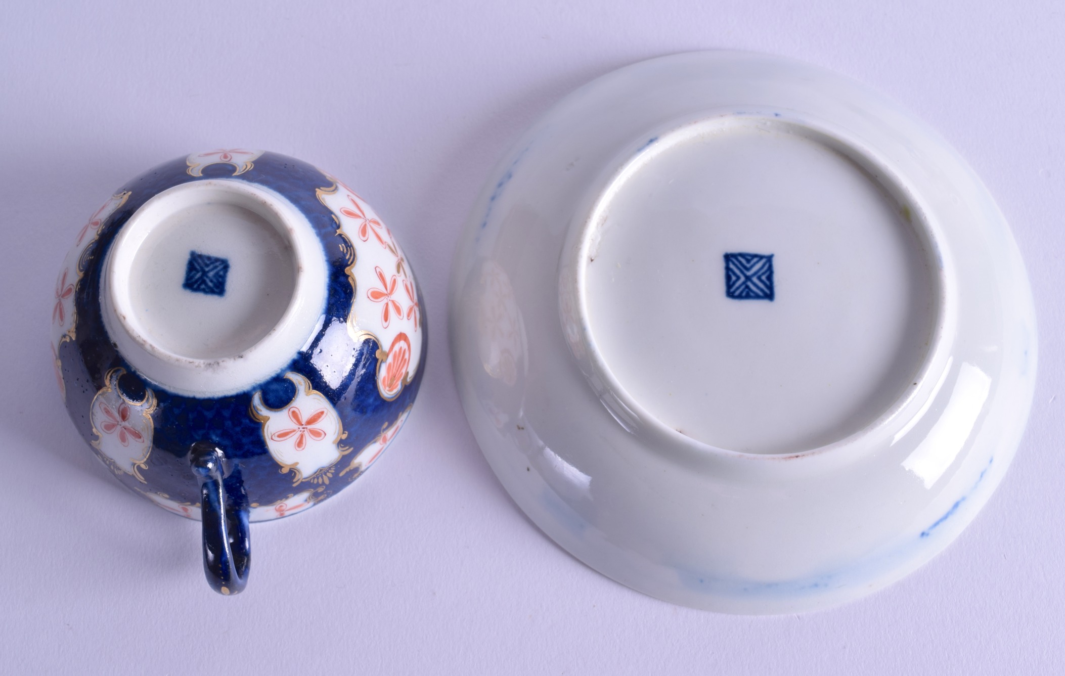 18th c. Worcester teacup and saucer painted with the Old Japan Star pattern on a blue scale - Image 2 of 2