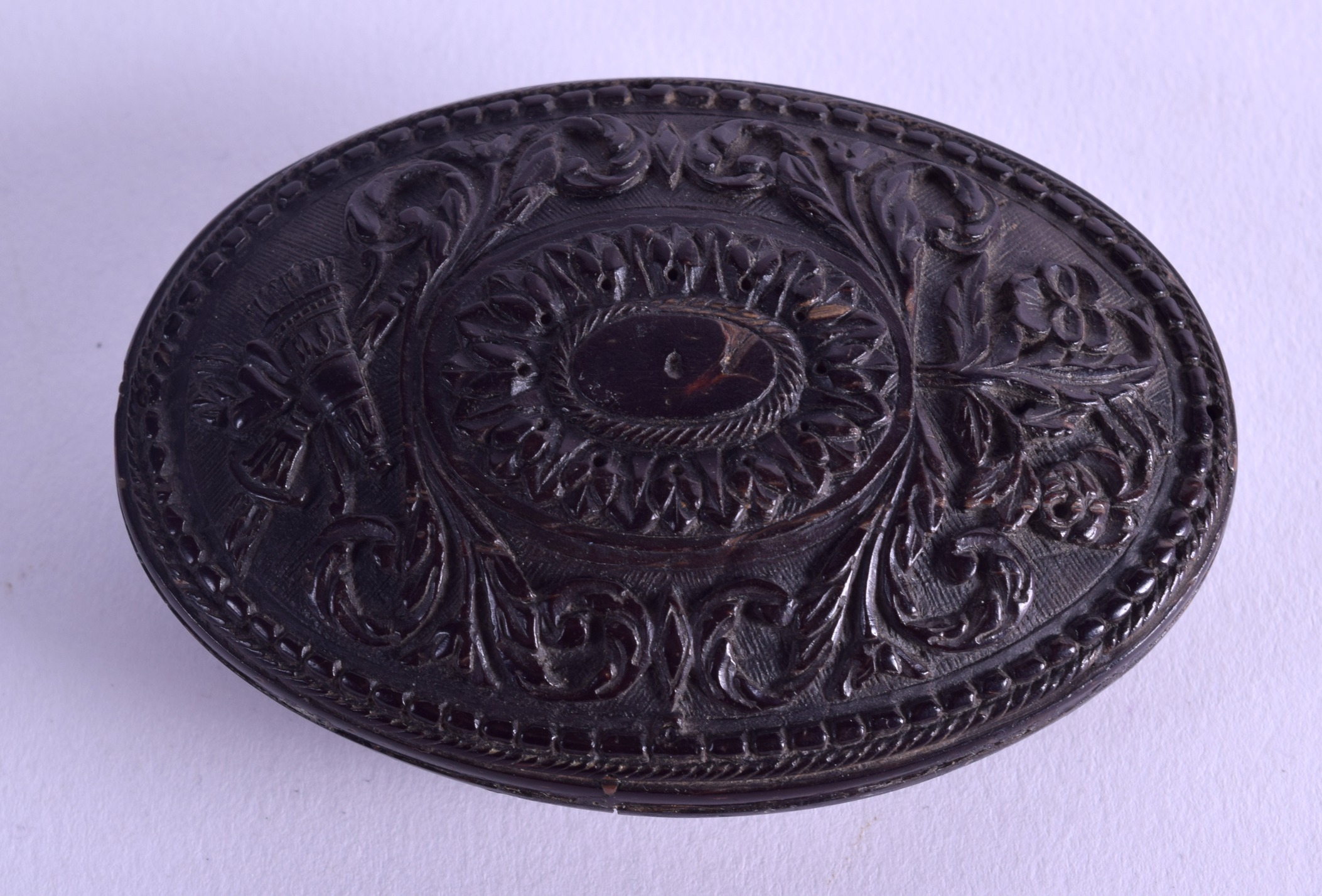 A GOOD 18TH CENTURY CONTINENTAL CARVED COQUILLA NUT SNUFF BOX decorated with figures within - Image 2 of 3