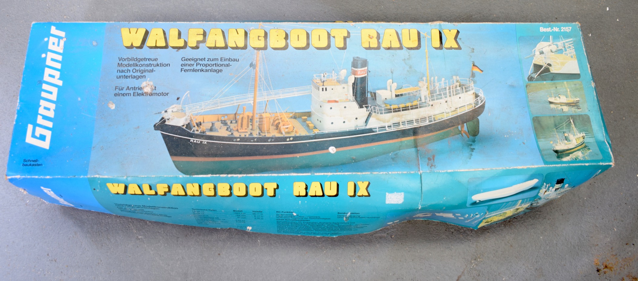 A RARE GRAUPNER WALFGANGBOOT RAU XI MODEL BOAT KIT, unassembelled. 107 cm long.