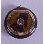 A STYLISH 9CT GOLD AND TORTOISESHELL SNUFF BOX with initialled monogram. 4.75 cm wide.