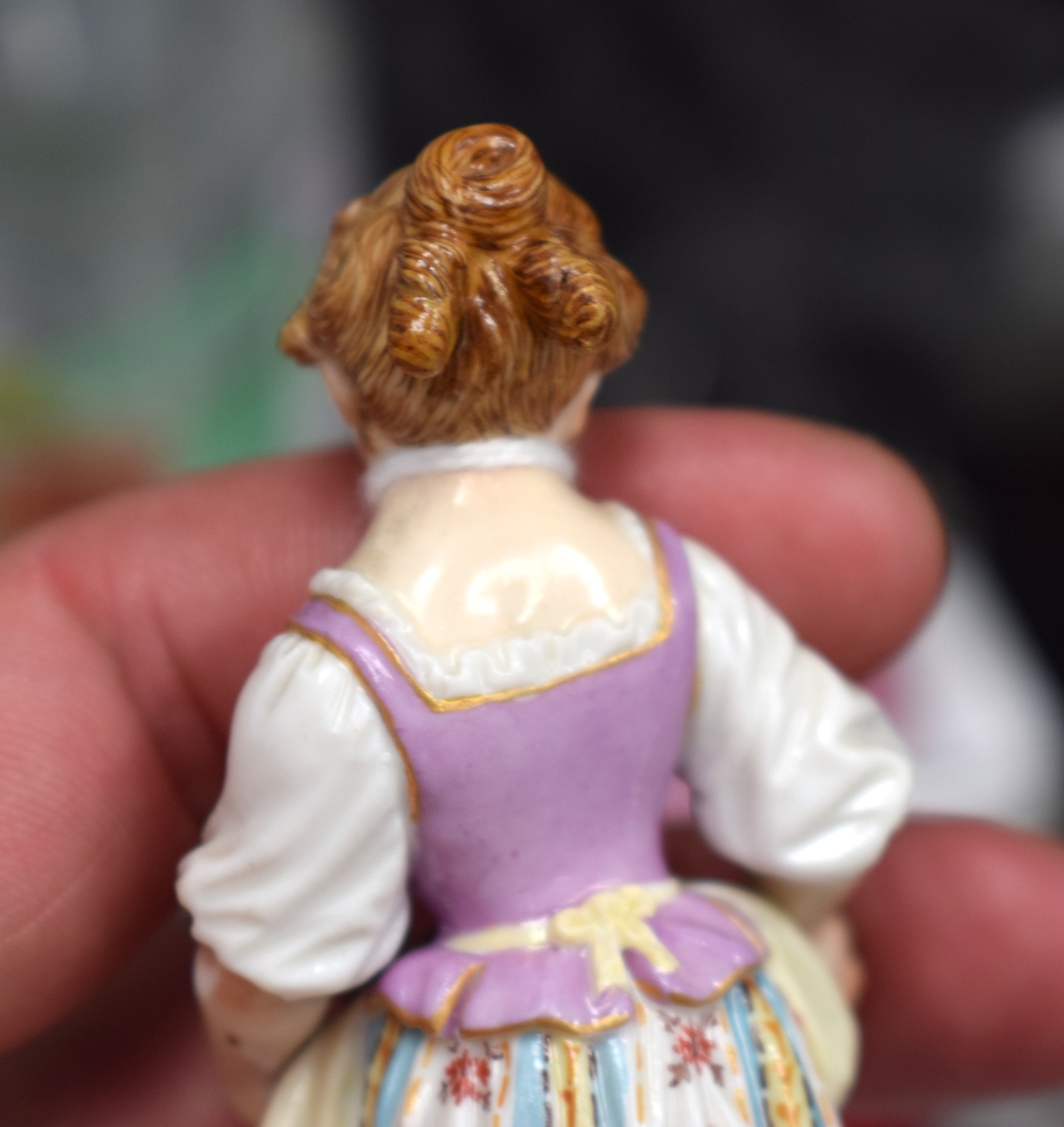 A SMALL PAIR OF 19TH CENTURY MEISSEN PORCELAIN FIGURES modelled as a female holding berries, the - Image 6 of 10