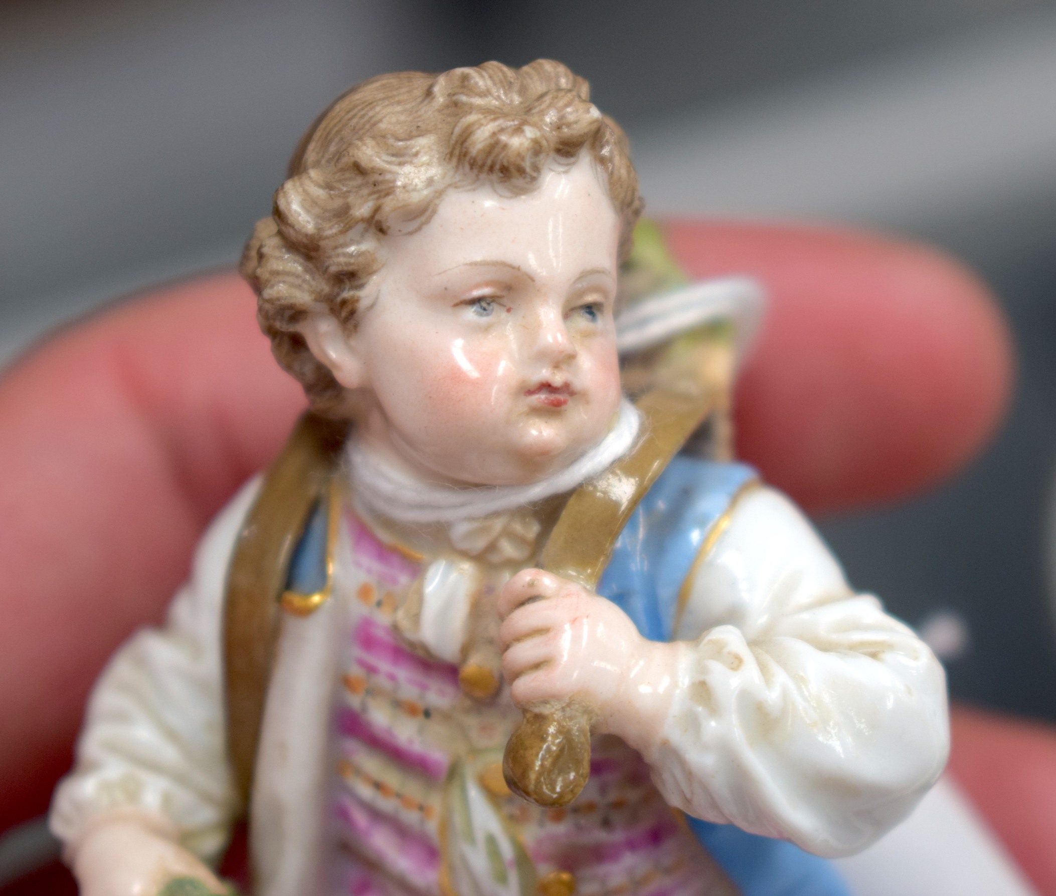 A SMALL PAIR OF 19TH CENTURY MEISSEN PORCELAIN FIGURES modelled as a female holding berries, the - Image 7 of 10