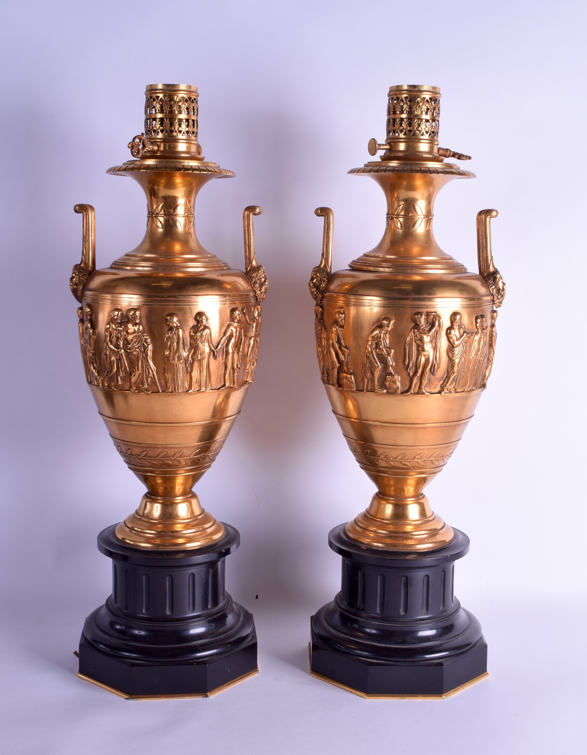 A FINE LARGE PAIR OF 19TH CENTURY ORMOLU TWIN HANDLED URN/OIL LAMPS by Barbedienne, modelled in - Bild 2 aus 3