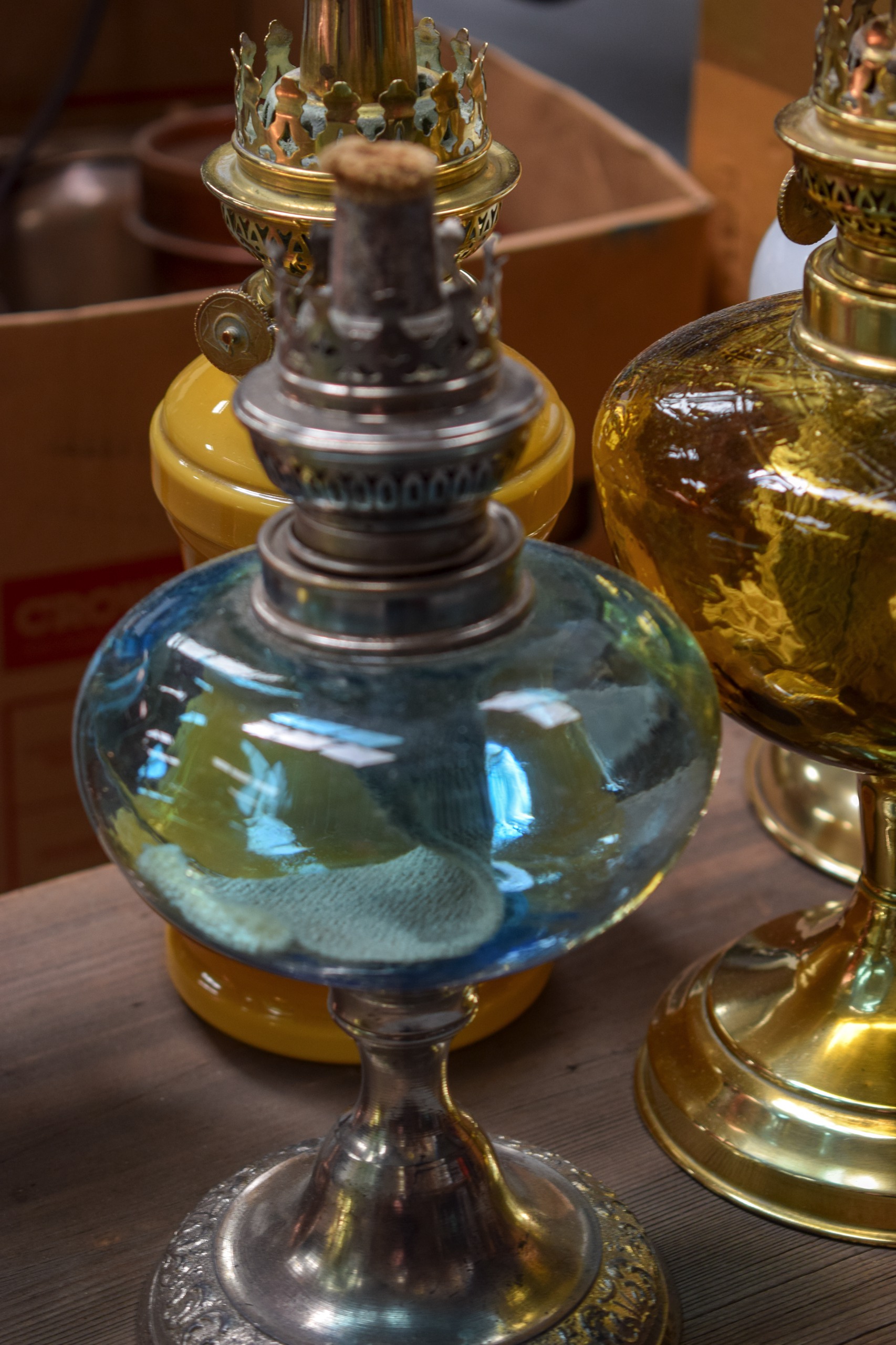A GOOD GROUP OF TEN ASSORTED OIL LAMPS, of varying style and design. (10) - Bild 5 aus 7