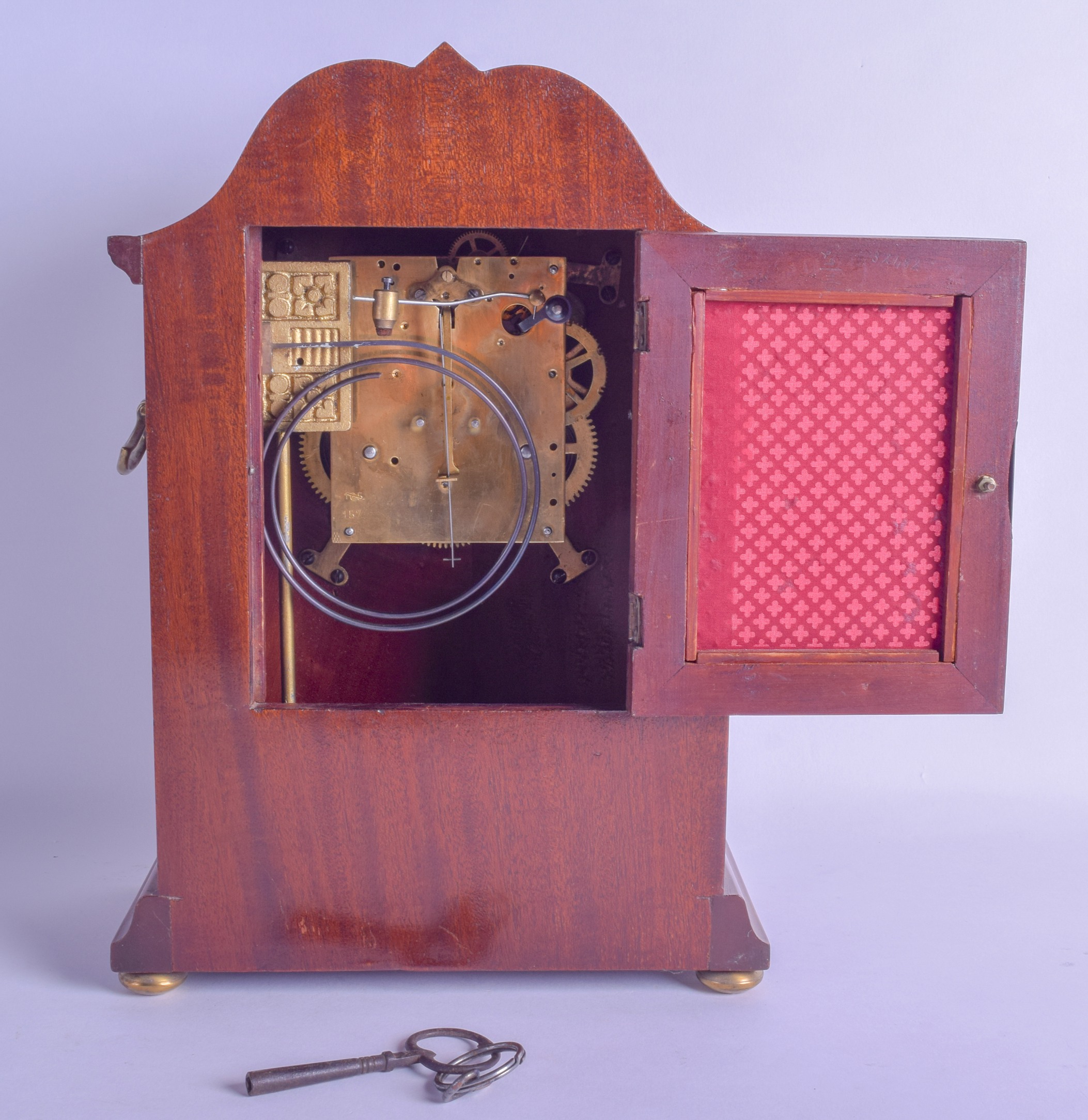 AN EDWARDIAN MAHOGANY MANTEL CLOCK with large circular enamelled dial, painted with black - Bild 2 aus 2