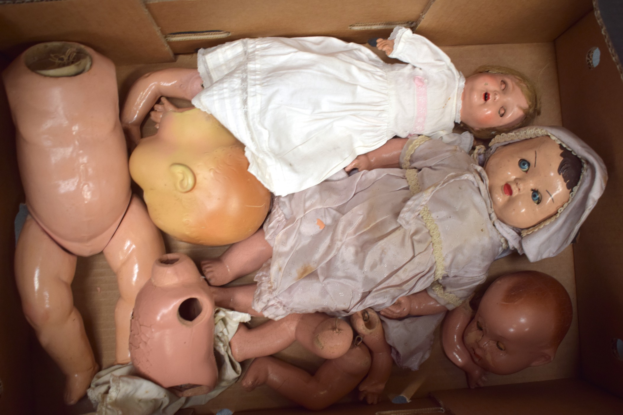 A QUANTITY OF DOLLS, together with associated limbs.