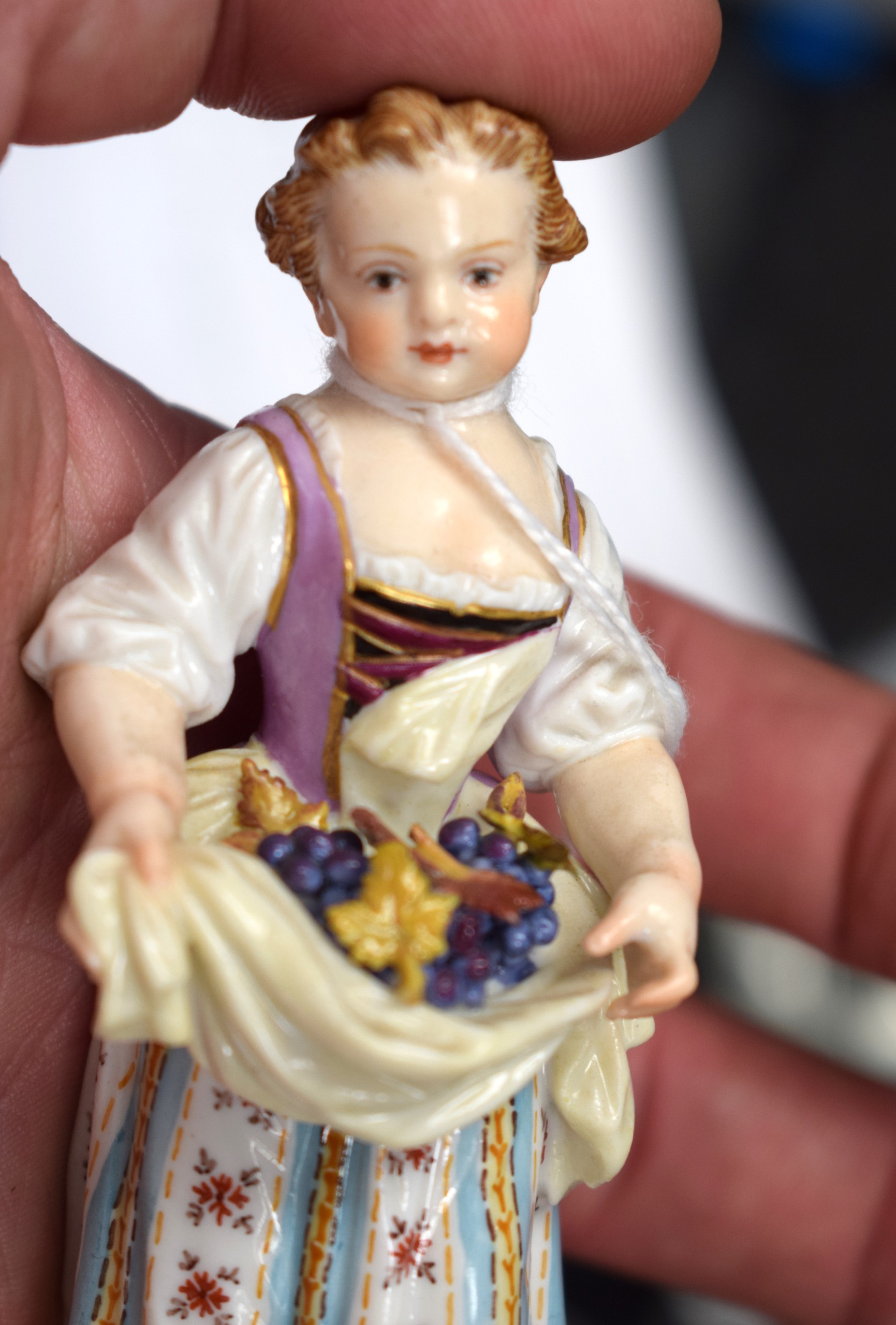 A SMALL PAIR OF 19TH CENTURY MEISSEN PORCELAIN FIGURES modelled as a female holding berries, the - Image 4 of 10