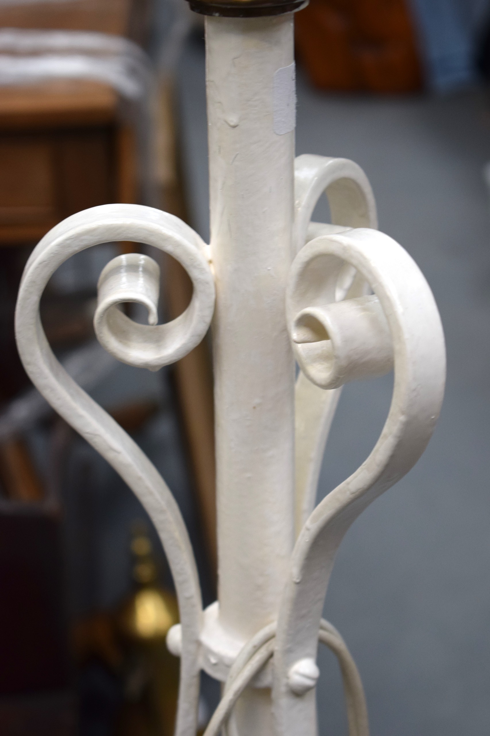 AN ANTIQUE WROUGHT IRON STANDARD OIL LAMP, painted white with twist fittings. 140 cm high. - Bild 2 aus 3