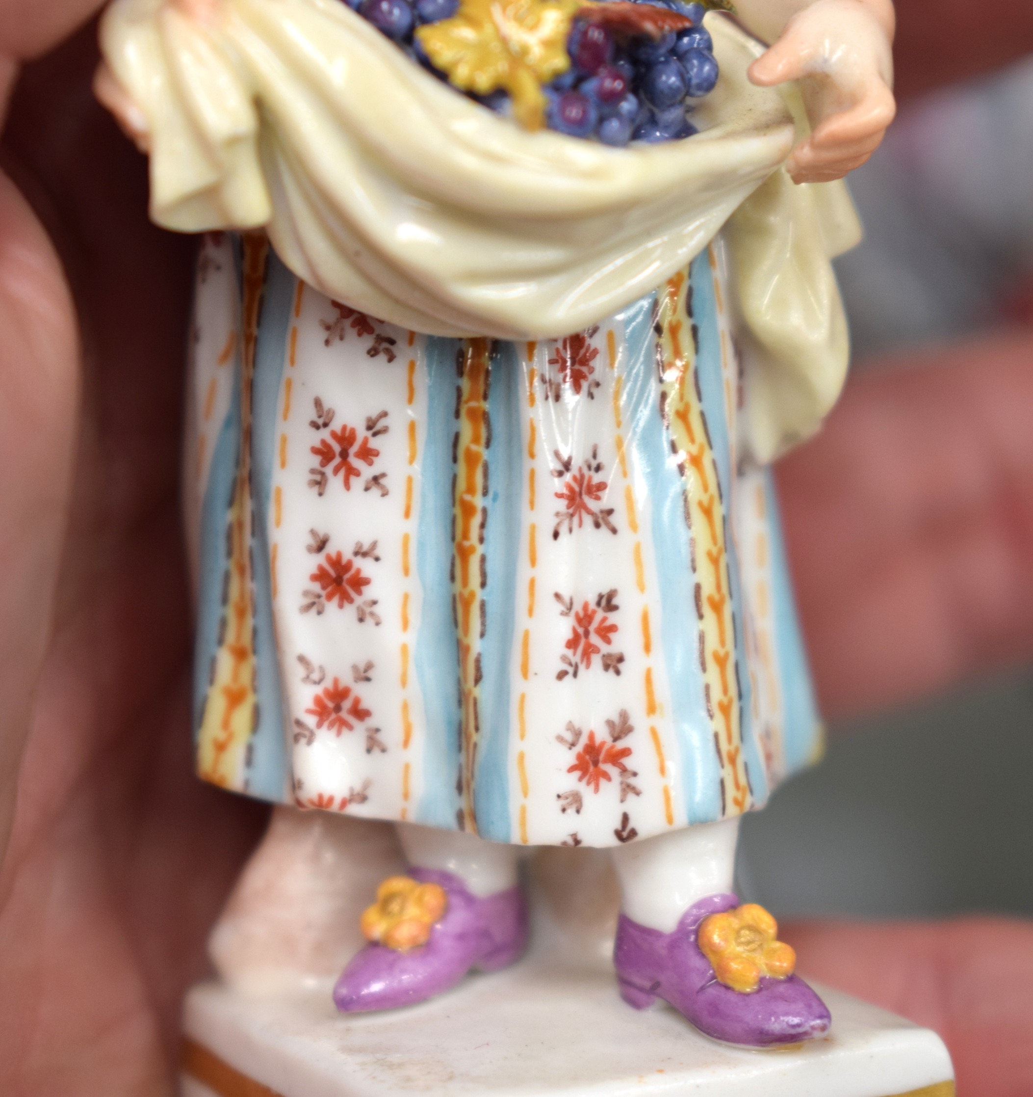 A SMALL PAIR OF 19TH CENTURY MEISSEN PORCELAIN FIGURES modelled as a female holding berries, the - Image 5 of 10