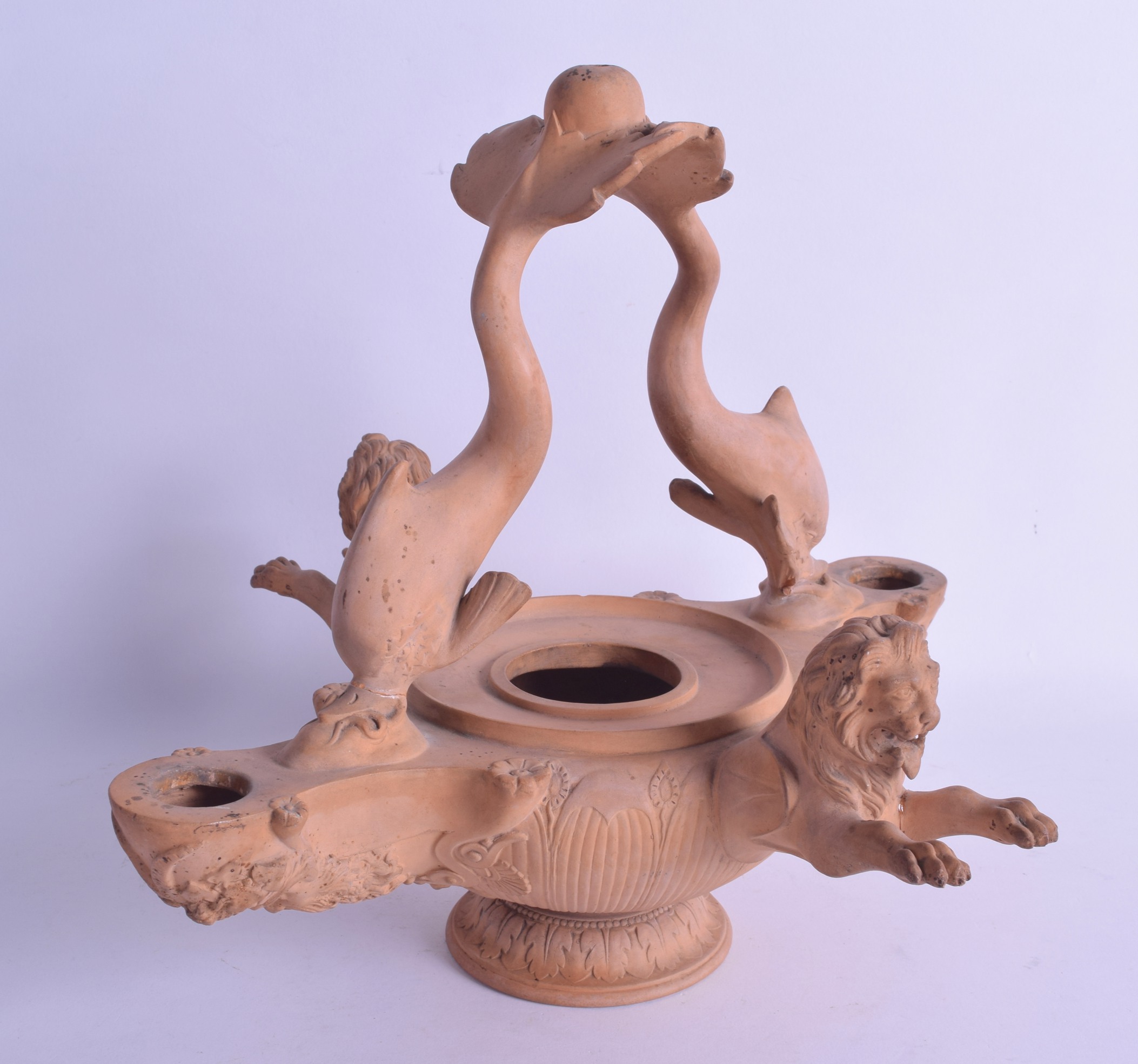 A GOOD 19TH CENTURY EUROPEAN GRAND TOUR TERRACOTTA CARVED LAMP decorated with fish and leaping - Bild 2 aus 3