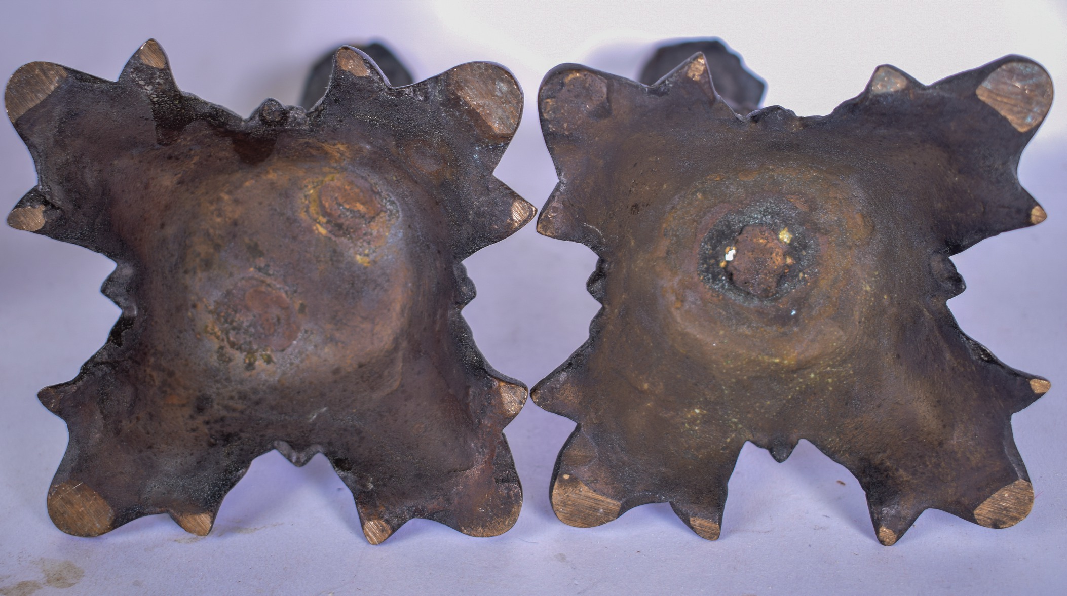 A PAIR OF EARLY 20TH CENTURY BRONZE CANDLESTICK HOLDERS, formed as a male and female. 28 cm high. - Bild 3 aus 3