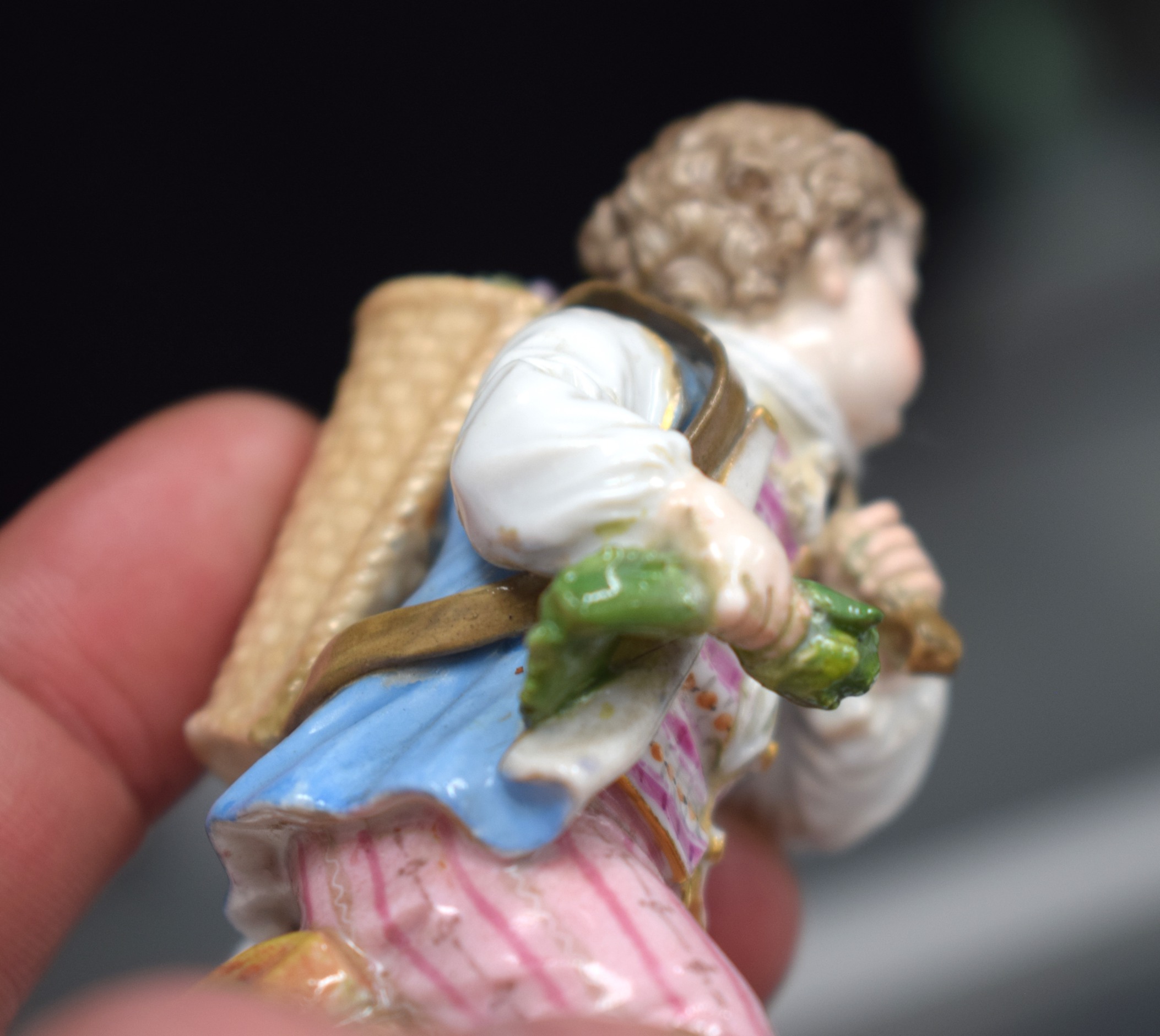 A SMALL PAIR OF 19TH CENTURY MEISSEN PORCELAIN FIGURES modelled as a female holding berries, the - Image 8 of 10