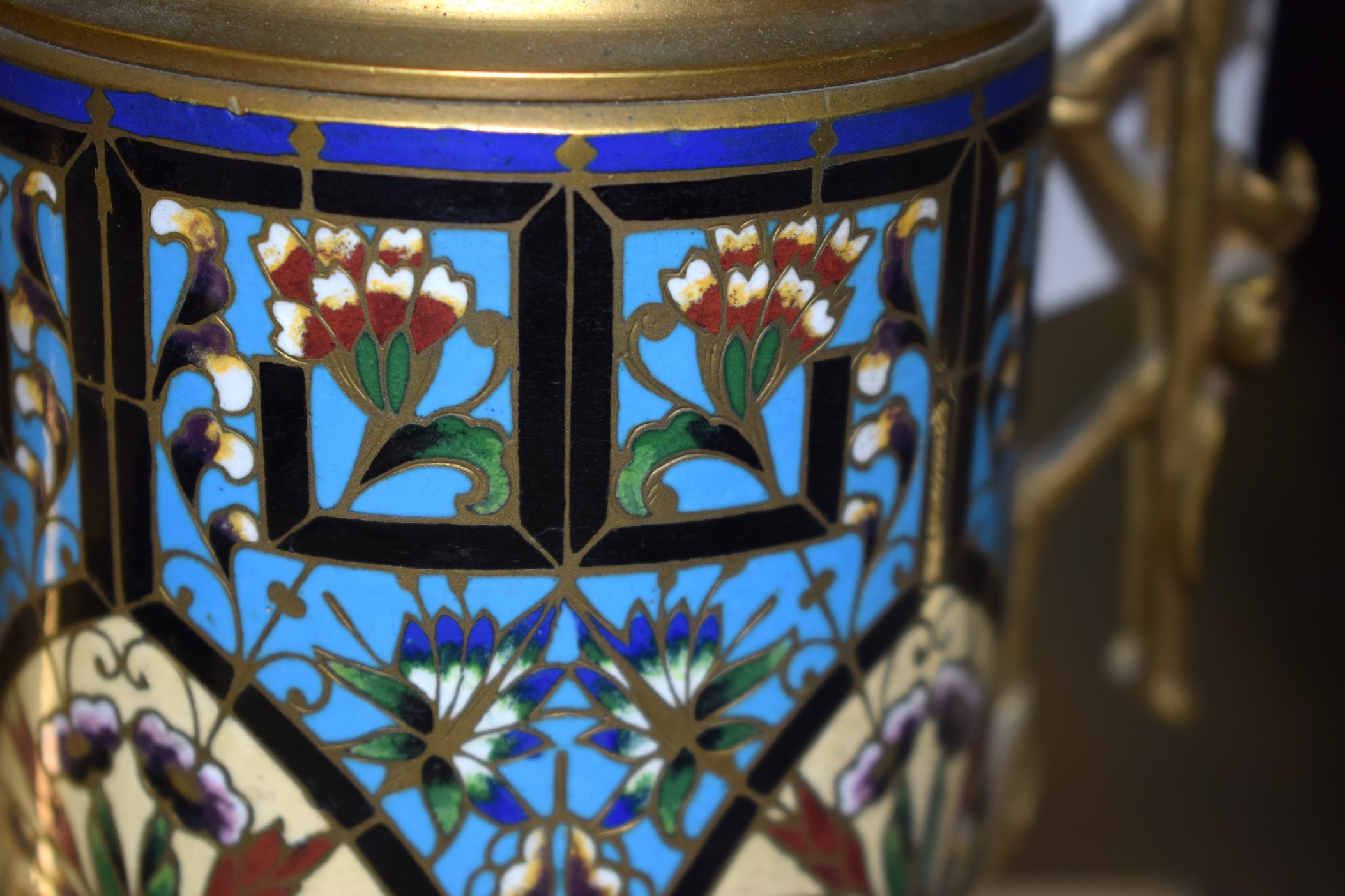A LATE 19TH CENTURY FRENCH AESTHETIC MOVEMENT CHAMPLEVE ENAMEL LAMP in the manner of Barbedienne, - Bild 6 aus 7