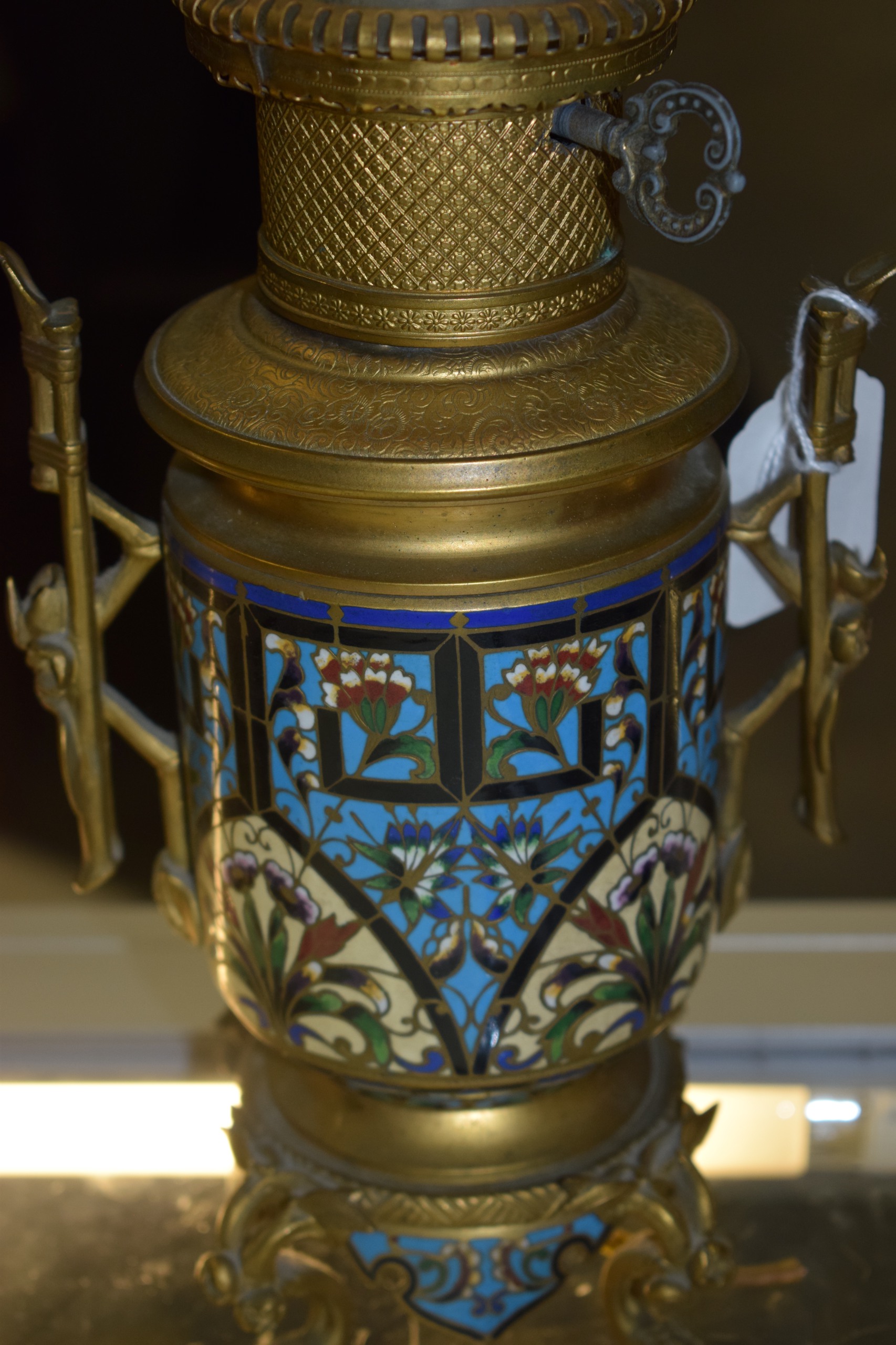 A LATE 19TH CENTURY FRENCH AESTHETIC MOVEMENT CHAMPLEVE ENAMEL LAMP in the manner of Barbedienne, - Bild 3 aus 7