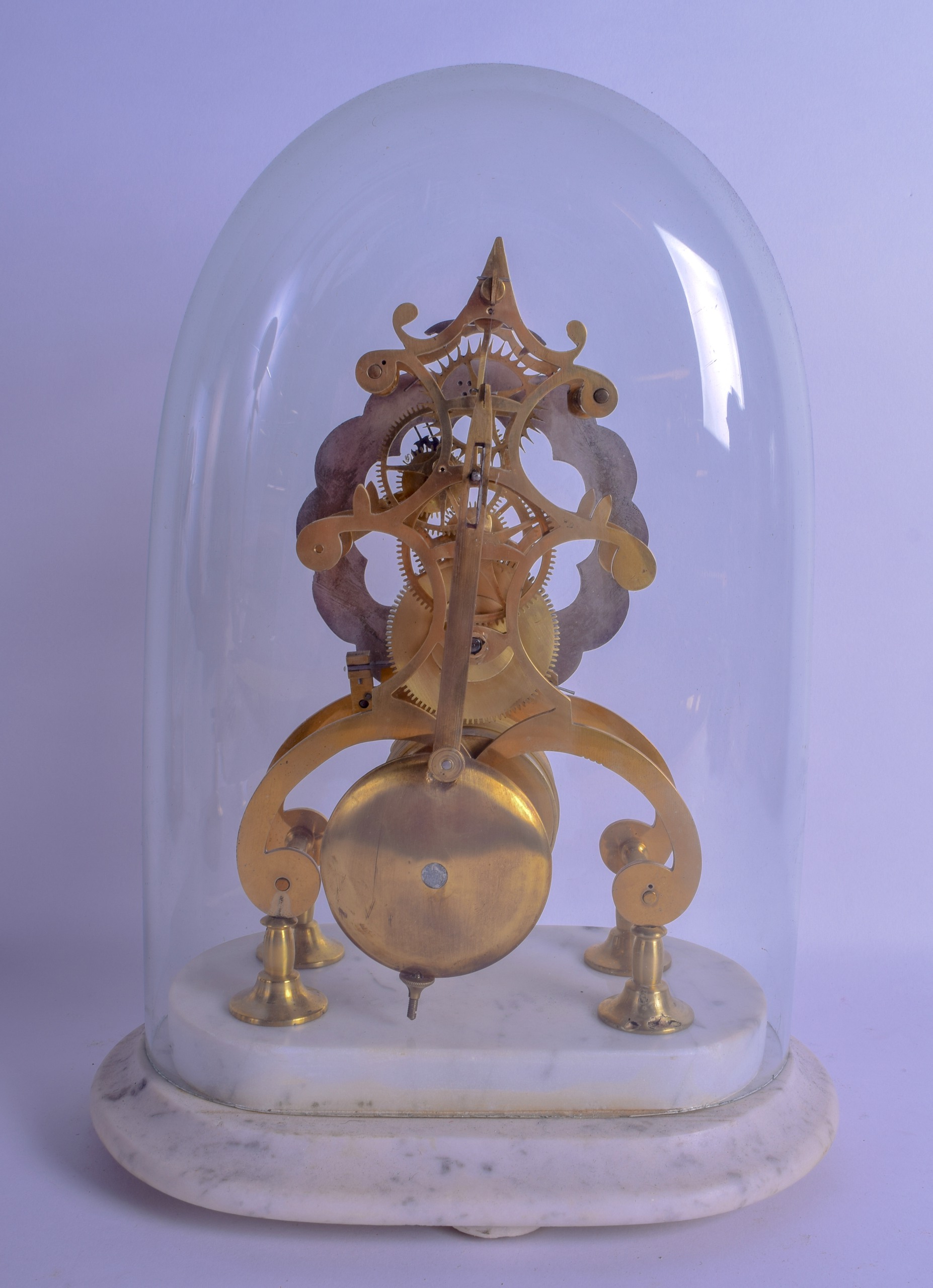 A FRENCH GLASS CASED BRASS SKELETON CLOCK with petal shaped silvered dial. Clock 23 cm x 12 cm. - Bild 2 aus 2