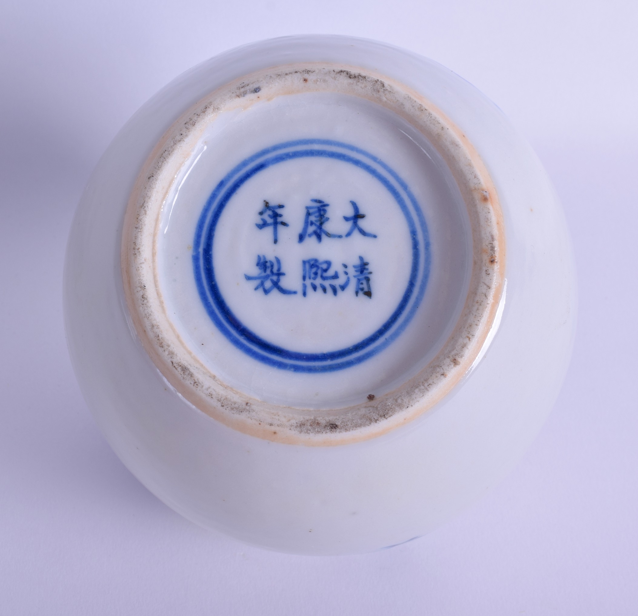 A 19TH CENTURY CHINESE BLUE AND WHITE PORCELAIN GINGER JAR AND COVER bearing Kangxi marks to base, - Bild 3 aus 3