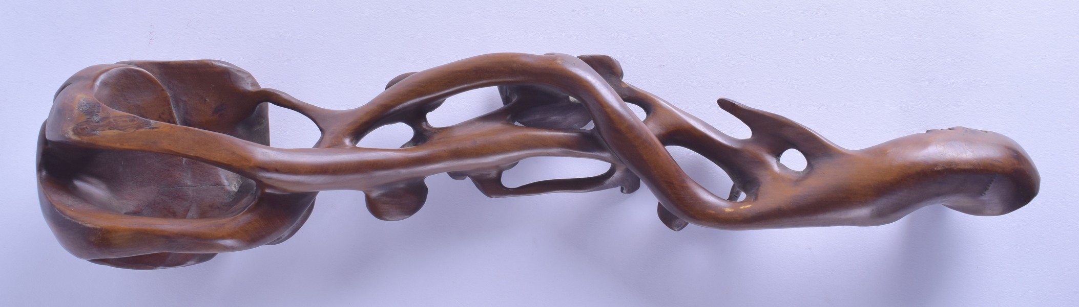 A LARGE CHINESE CARVED HARDWOOD RUI SCEPTRE of naturalistic form. 40 cm long. - Bild 2 aus 2