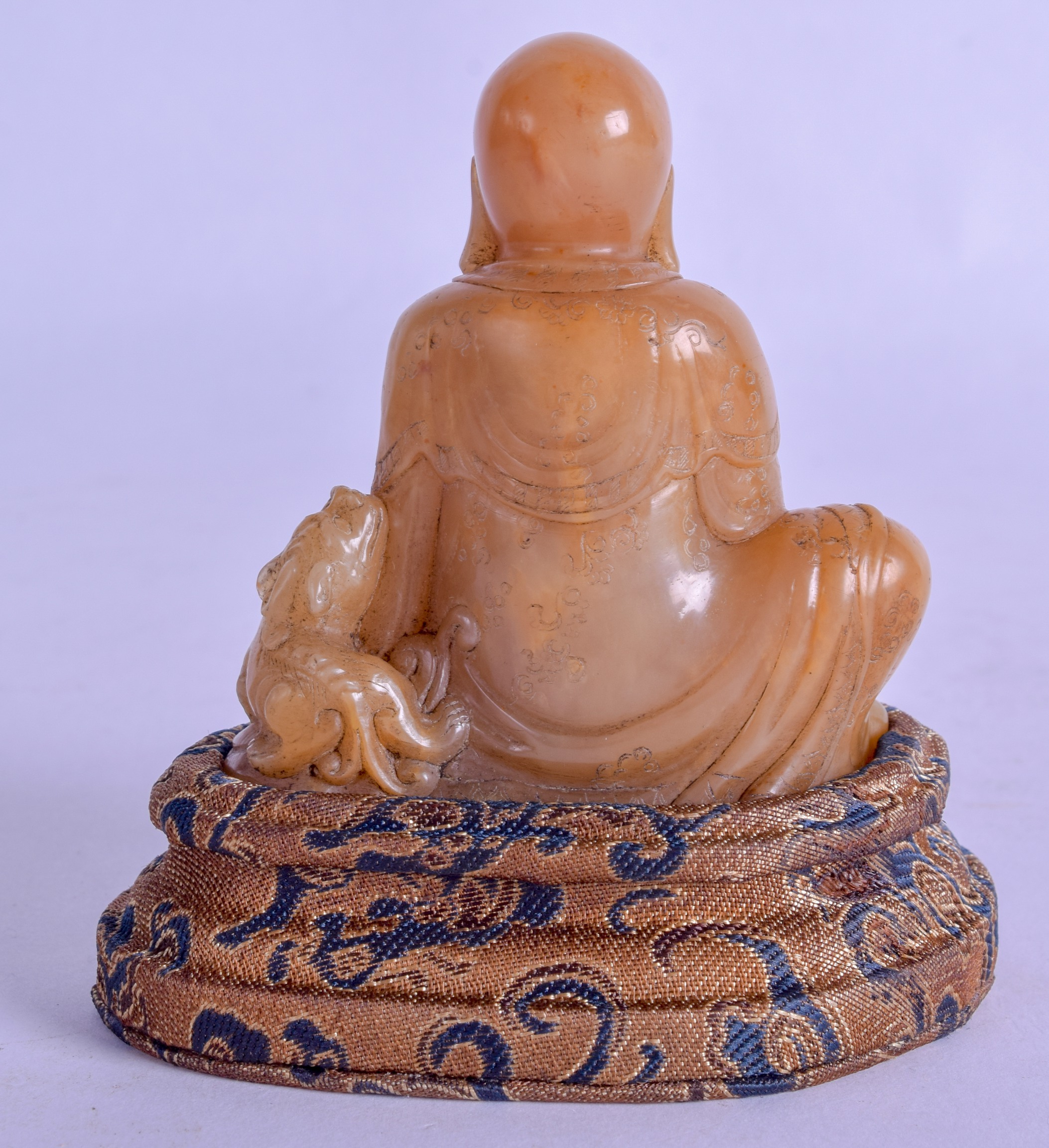 AN EARLY 20TH CENTURY CHINESE CARVED SOAPSTONE FIGURE OF A BUDDHA modelled beside a buddhistic - Bild 2 aus 3