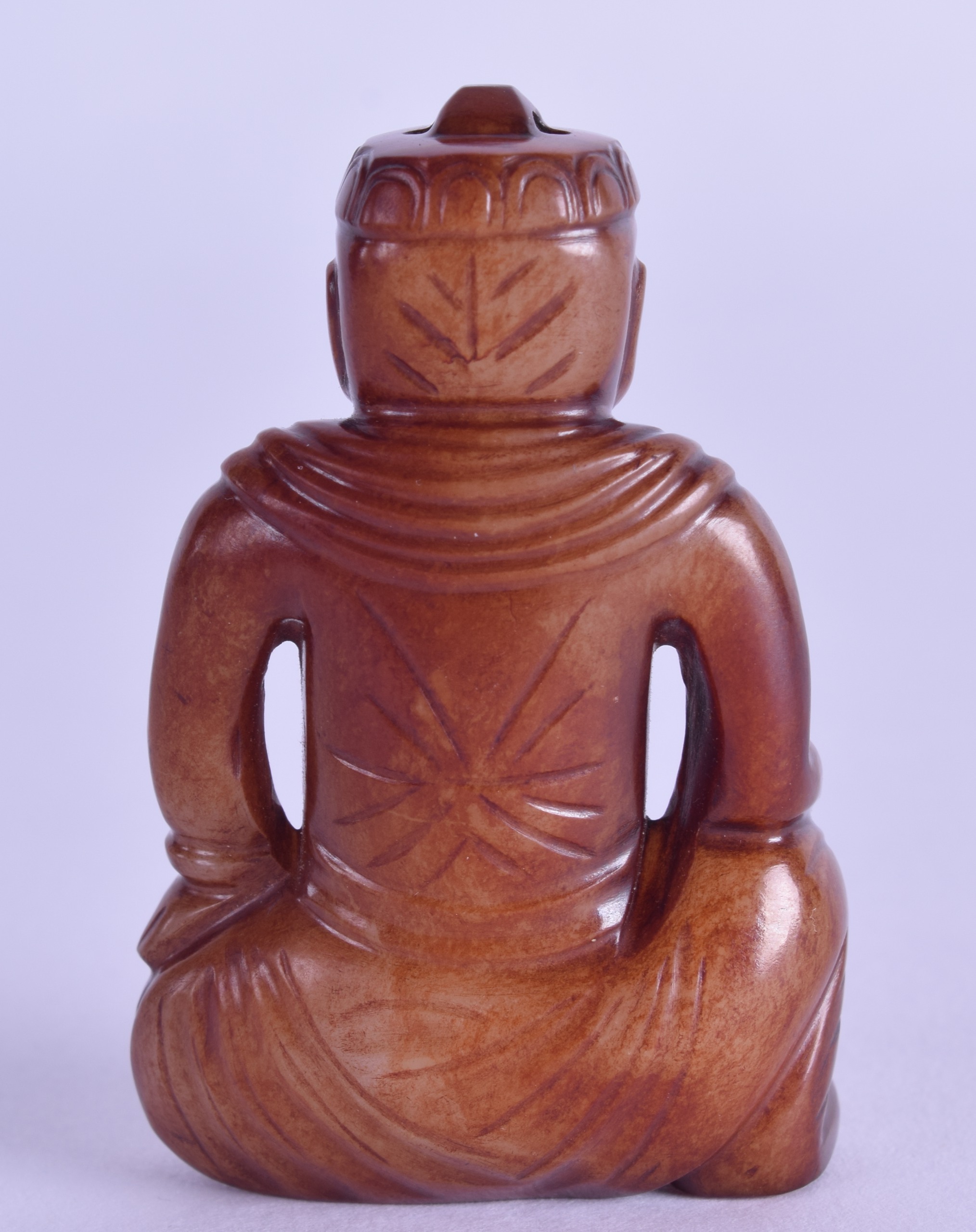 A SMALL CHINESE CARVED RUSSET JADE FIOGURE OF A SEATED MALE modelled in robes. 5.75 cm high. - Bild 2 aus 3