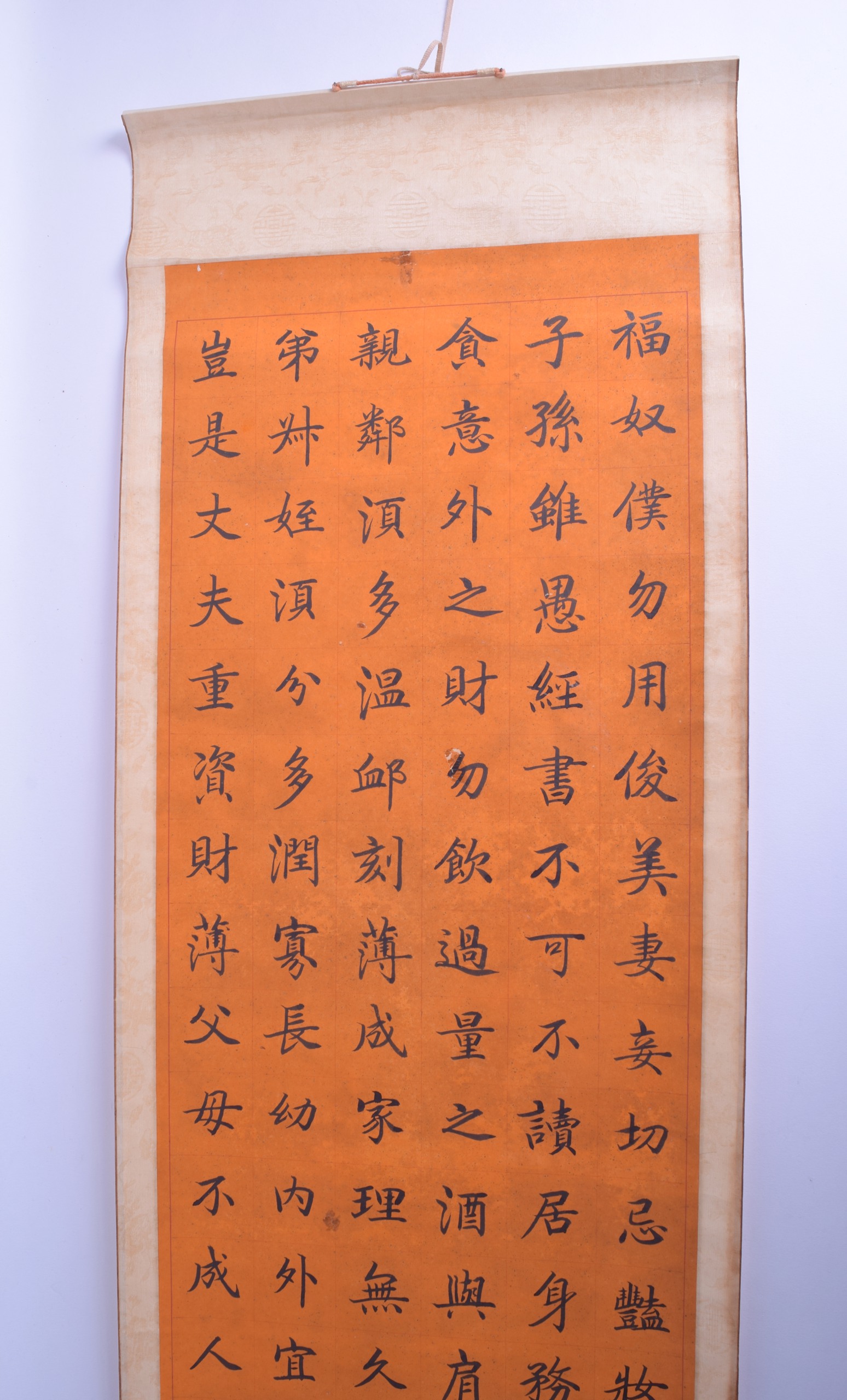 A GOOD SET OF FOUR EARLY 20TH CENTURY CHINESE CALLIGRAPHY SCROLLS Qing, painted upon an unusual - Bild 5 aus 10