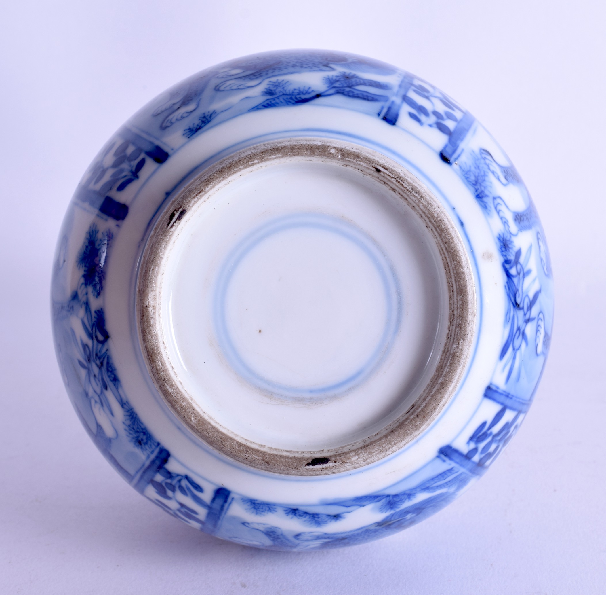 AN 18TH/19TH CENTURY CHINESE BLUE AND WHITE PORCELAIN VASE Qianlong/Jiaqing, painted with buddhistic - Bild 3 aus 3