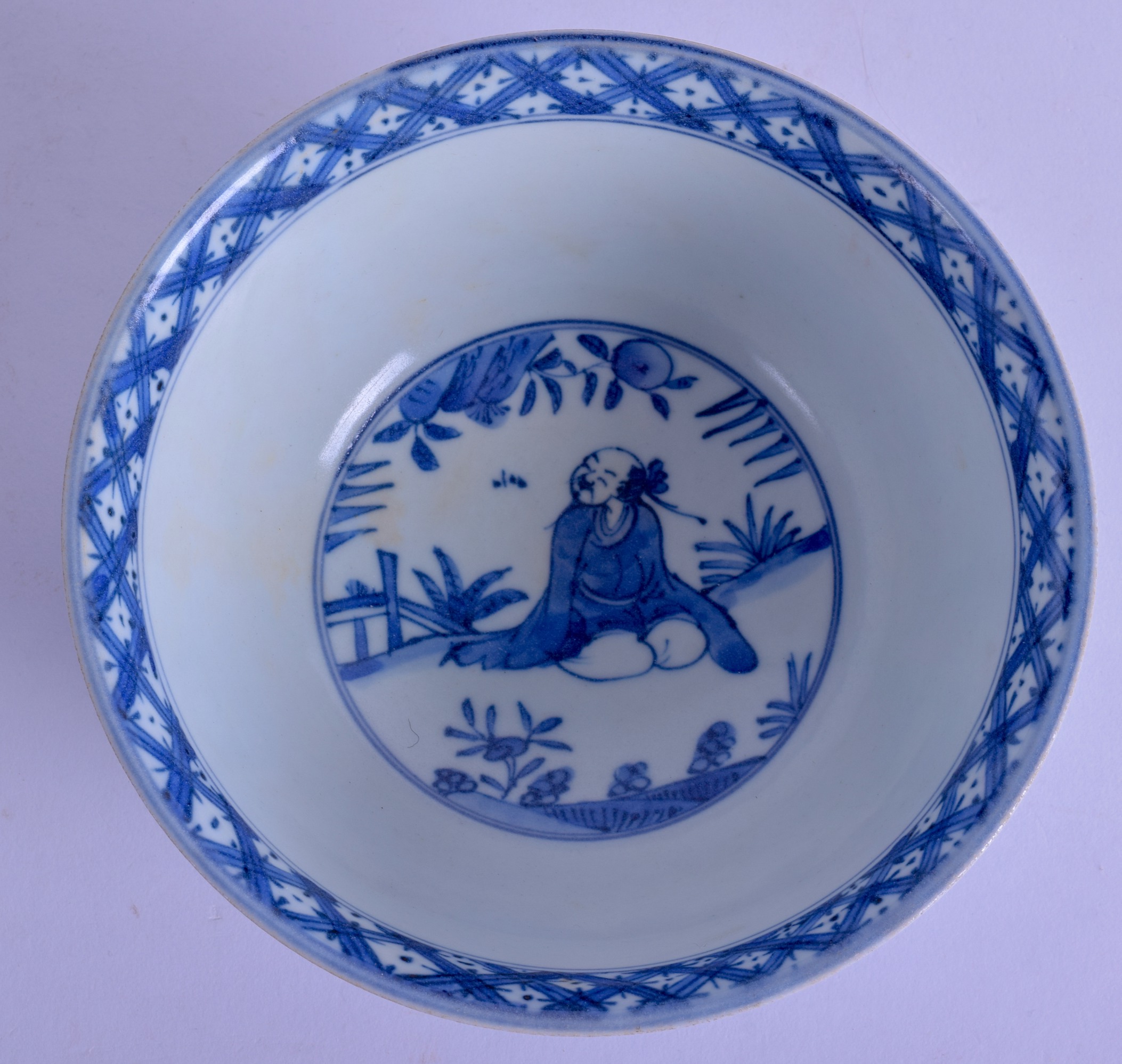 A CHINESE QING DYNASTY BLUE AND WHITE PORCELAIN BOWL bearing Wanli marks to base, painted with - Bild 3 aus 4