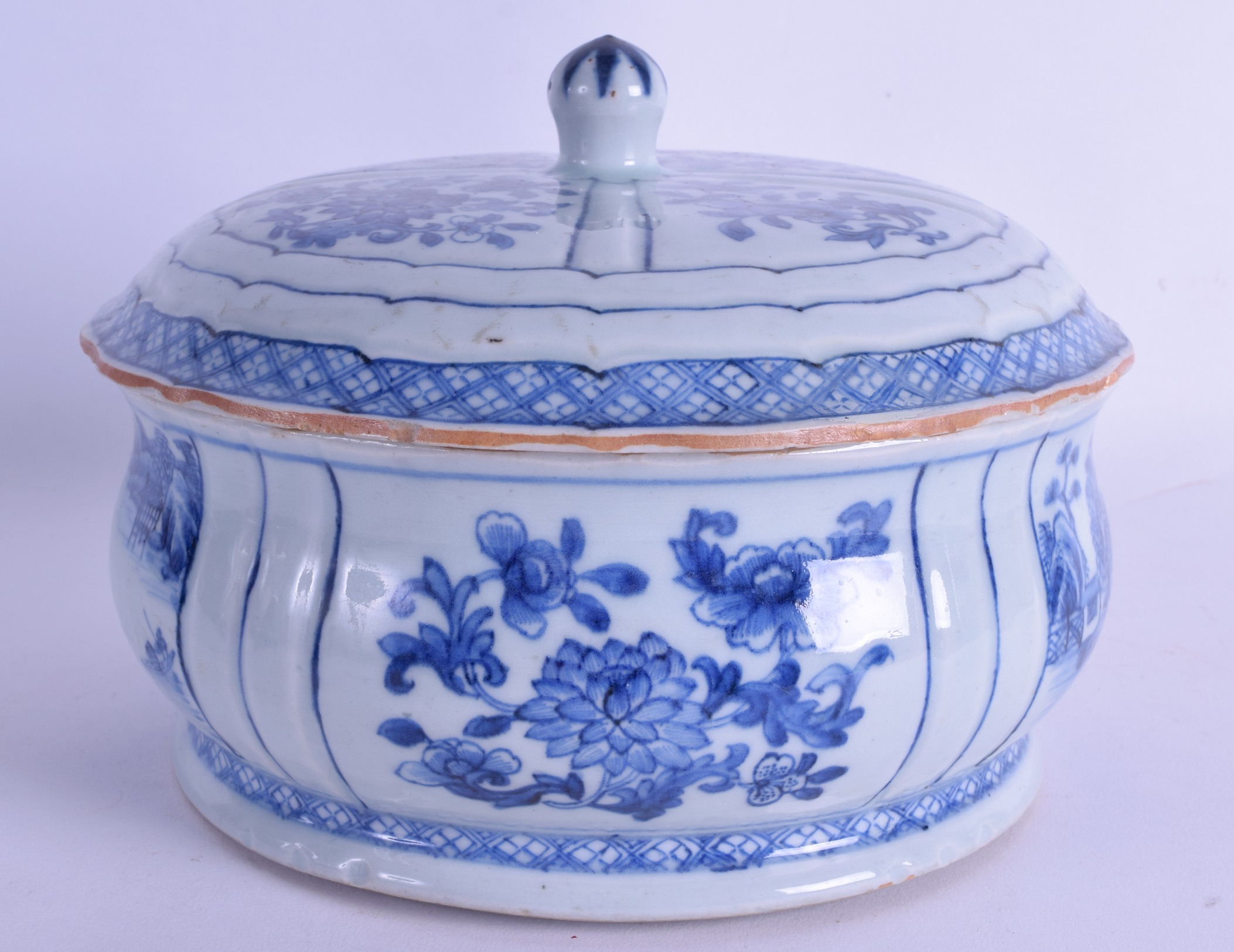 AN EARLY 18TH CENTURY CHINESE BLUE AND WHITE BOWL AND COVER Yongzheng, painted with landscapes and - Bild 2 aus 3