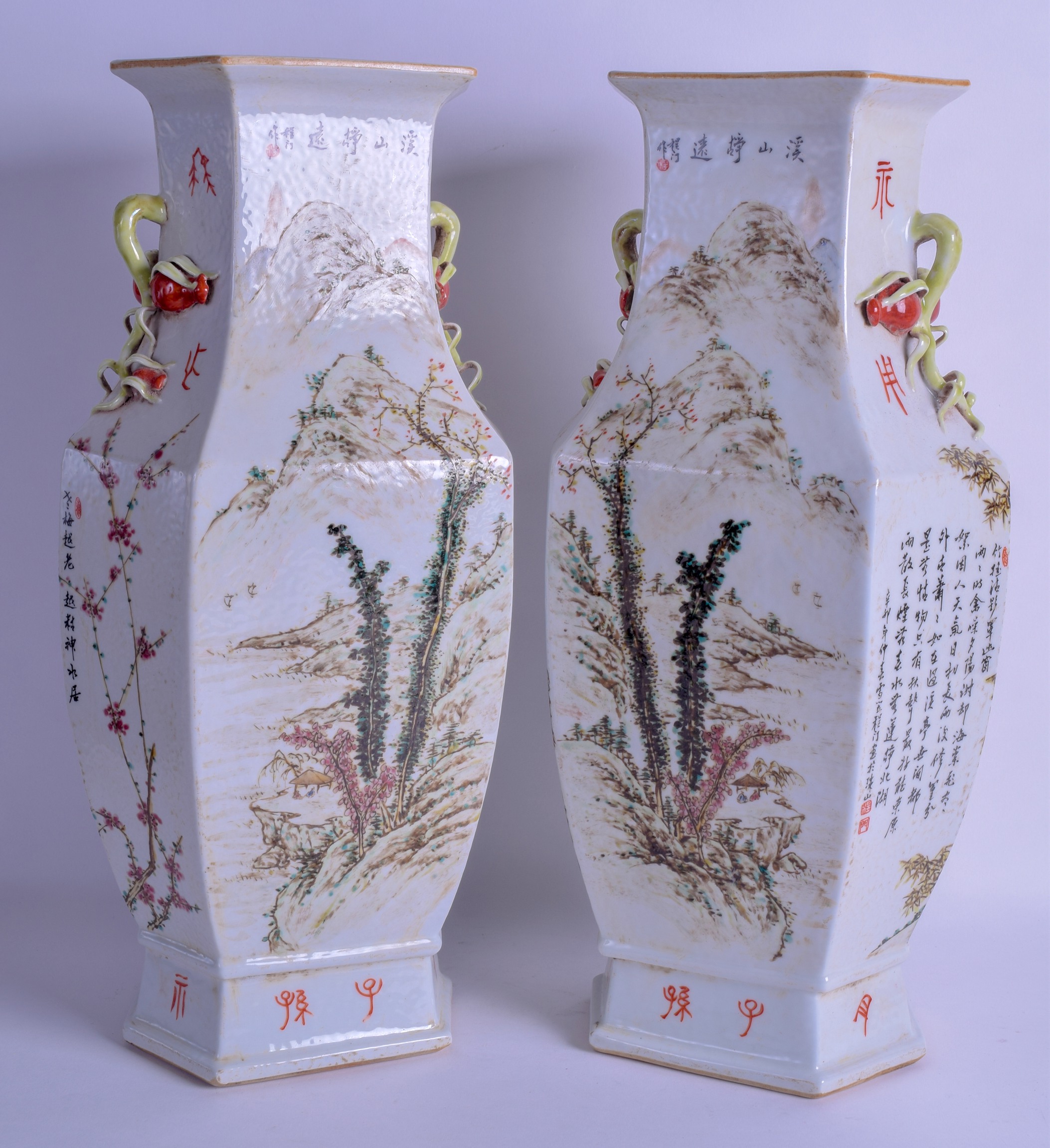 A LARGE PAIR OF CHINESE FAMILLE ROSE TWIN HANDLED FALANGCAI PORCELAIN VASES probably Republican - Bild 2 aus 3