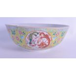 AN EARLY 20TH CENTURY CHINESE FAMILLE JAUNE PORCELAIN BOWL Guangxu mark and period, painted with