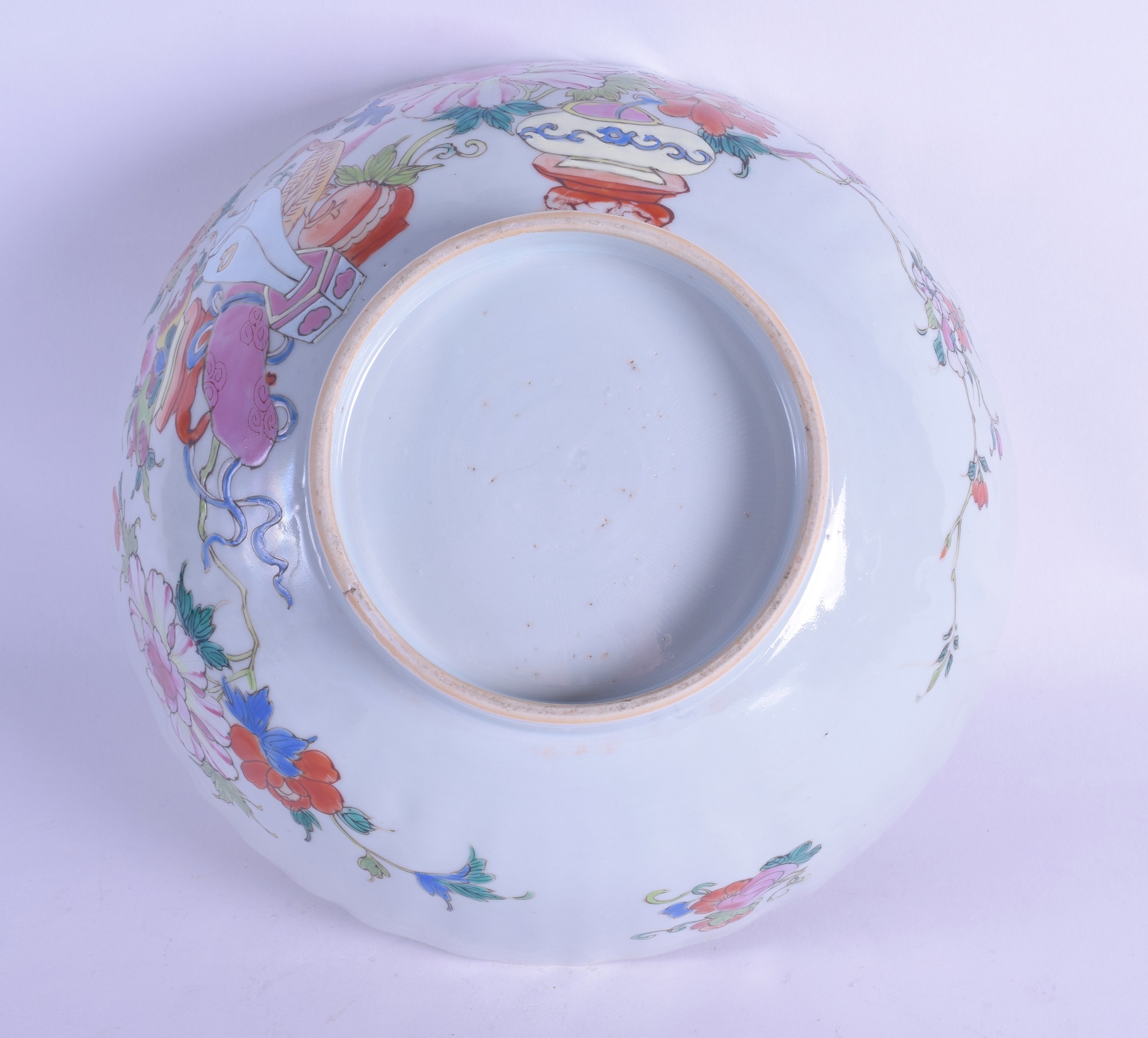 AN 18TH CENTURY CHINESE EXPORT FAMILLE ROSE SCALLOPED BOWL Qianlong, painted with flowers and - Bild 3 aus 3