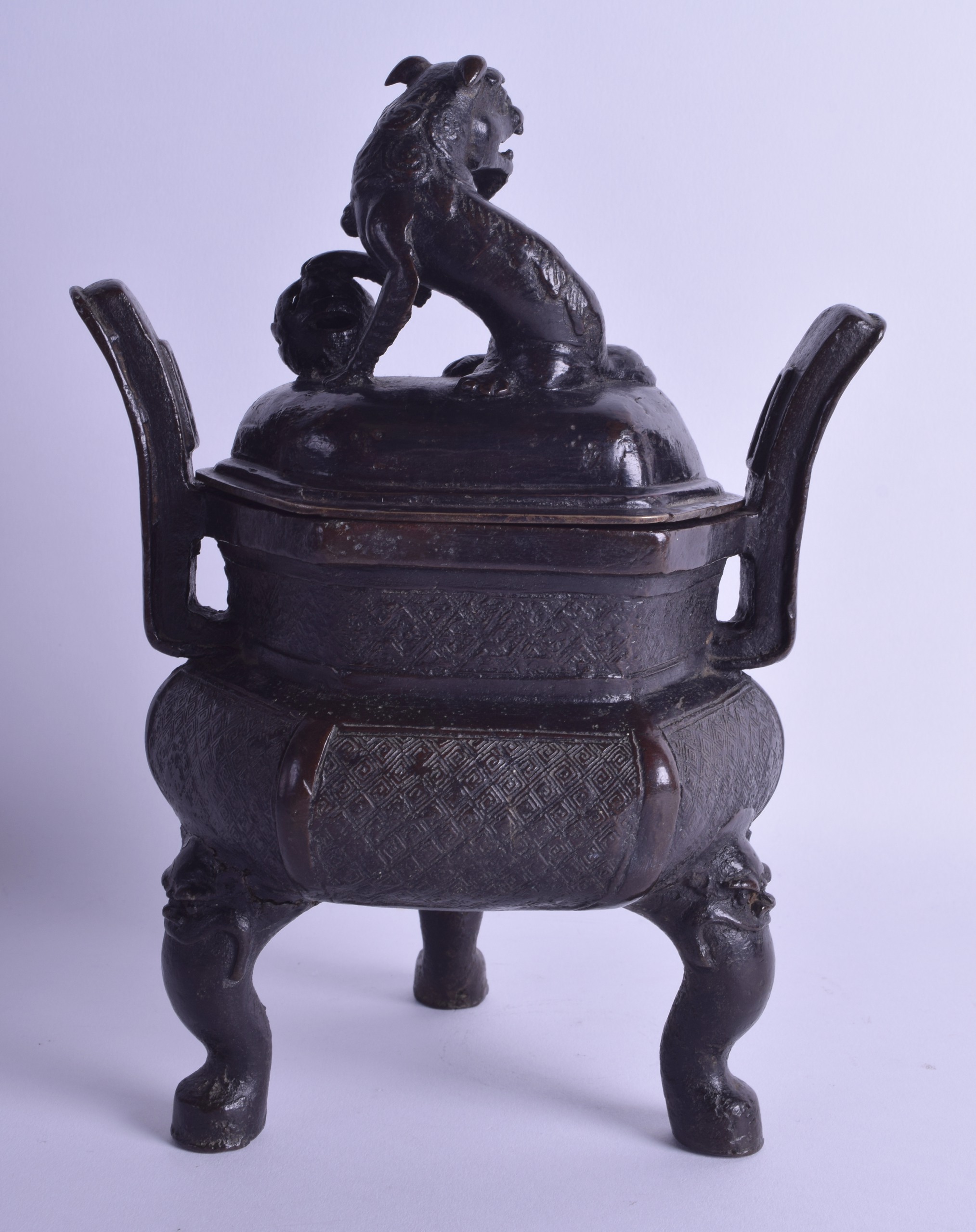 A 16TH/17TH CENTURY CHINESE TWIN HANDLED BRONZE CENSER AND COVER Ming, the finial formed as a - Bild 2 aus 3