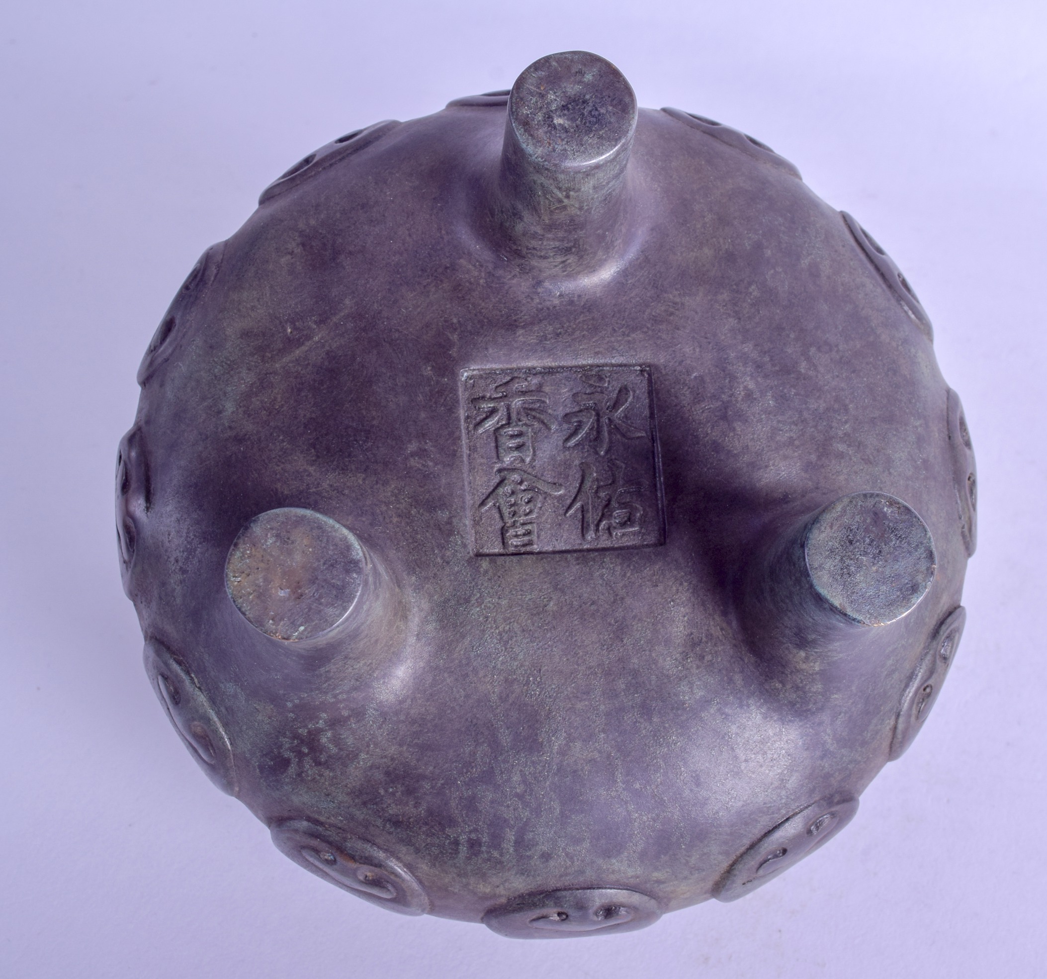 A CHINESE TWIN HANDLED CENSER AND COVER bearing Ming marks to base, probably late Qing, decorated - Bild 3 aus 3