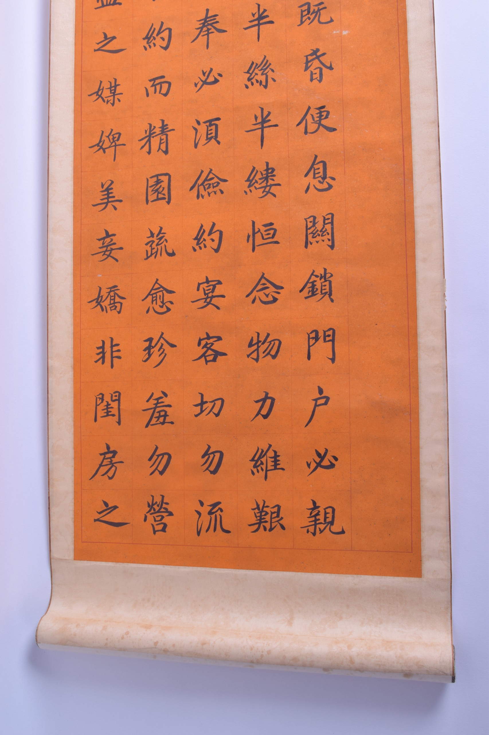 A GOOD SET OF FOUR EARLY 20TH CENTURY CHINESE CALLIGRAPHY SCROLLS Qing, painted upon an unusual - Bild 4 aus 10