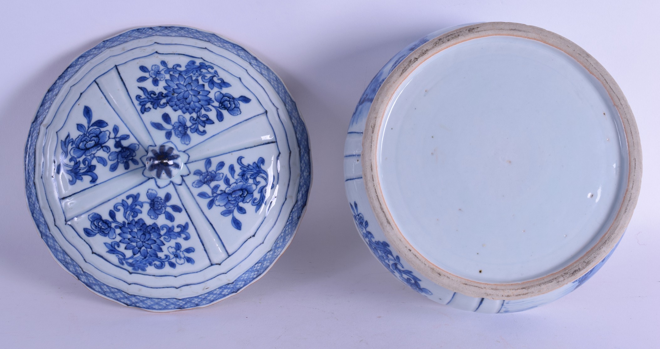 AN EARLY 18TH CENTURY CHINESE BLUE AND WHITE BOWL AND COVER Yongzheng, painted with landscapes and - Bild 3 aus 3