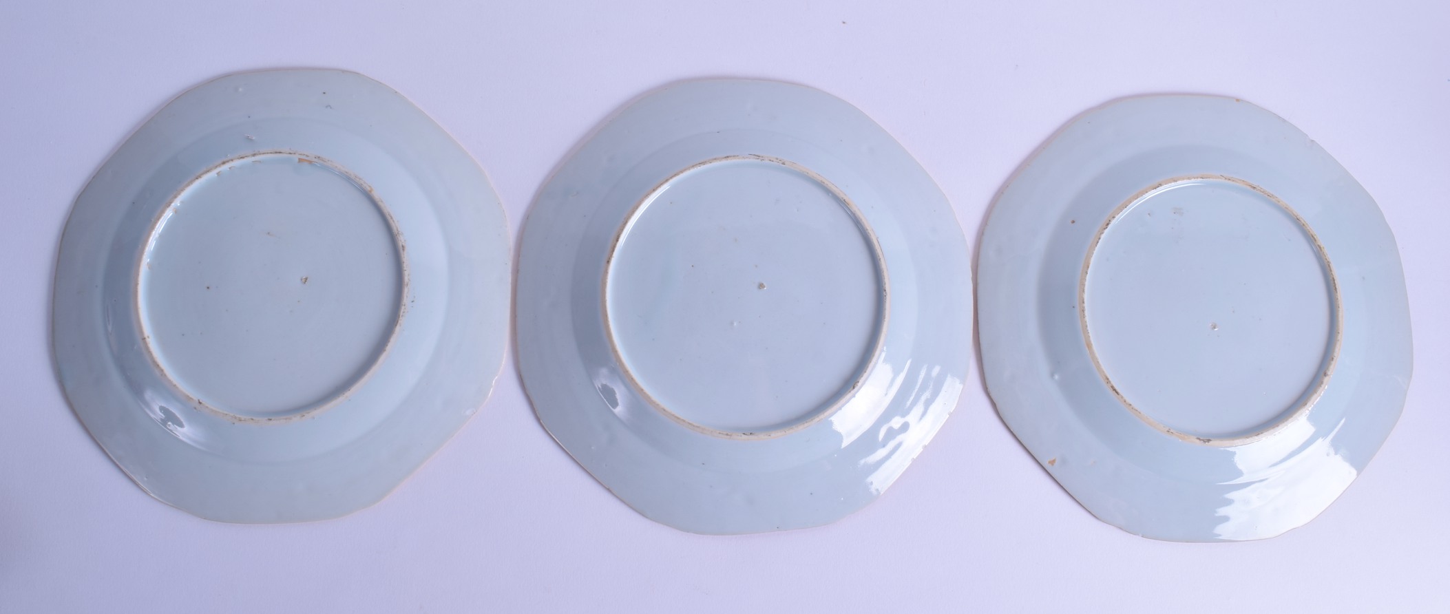 A SET OF THREE 18TH CENTURY CHINESE EXPORT CLOBBERED BLUE AND WHITE PLATES Yongzheng/Qianlong, - Bild 2 aus 2