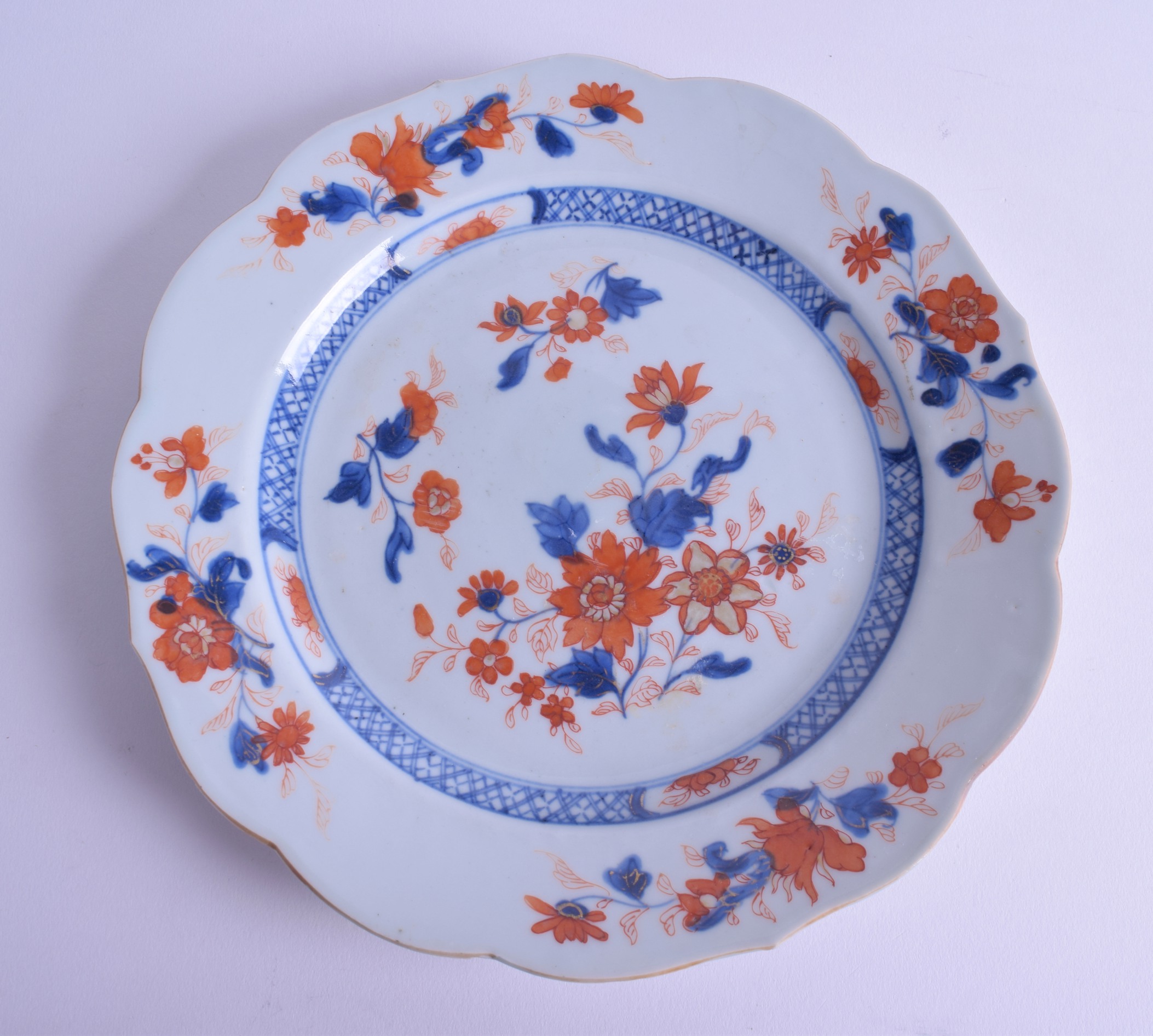 AN EARLY 18TH CENTURY CHINESE IMARI SCALLOPED PLATE Kangxi/Yongzheng, painted with flowers. 22.5