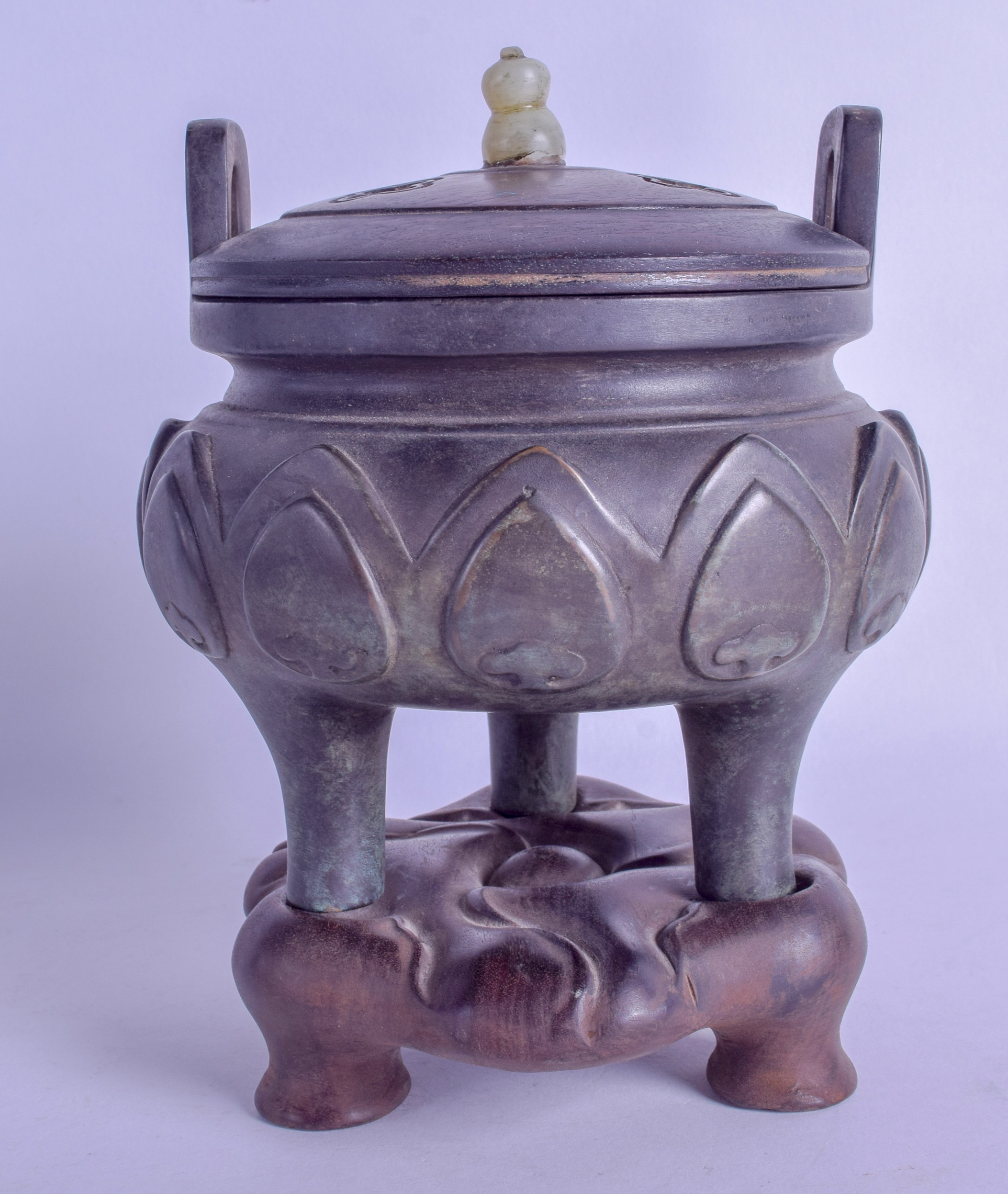 A CHINESE TWIN HANDLED CENSER AND COVER bearing Ming marks to base, probably late Qing, decorated - Bild 2 aus 3