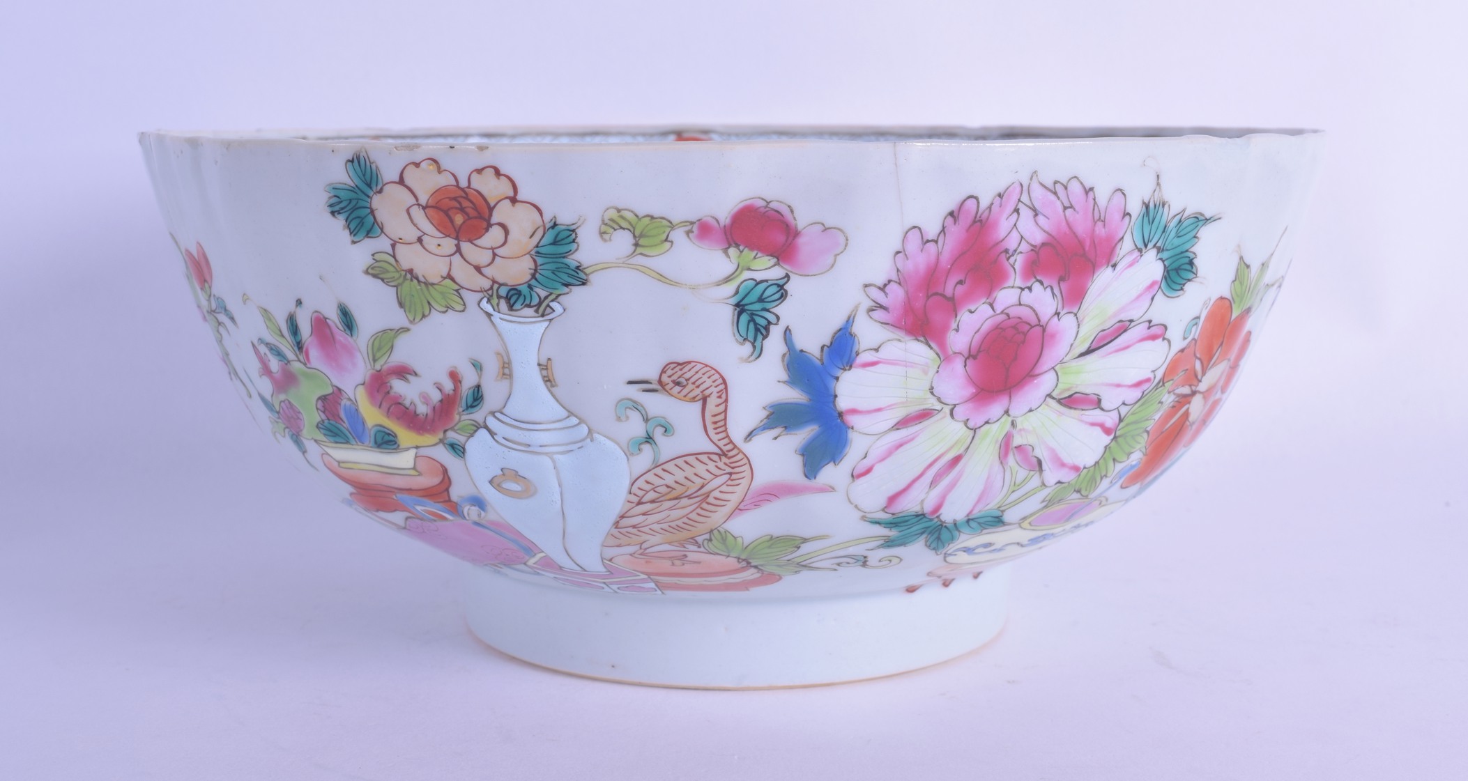 AN 18TH CENTURY CHINESE EXPORT FAMILLE ROSE SCALLOPED BOWL Qianlong, painted with flowers and