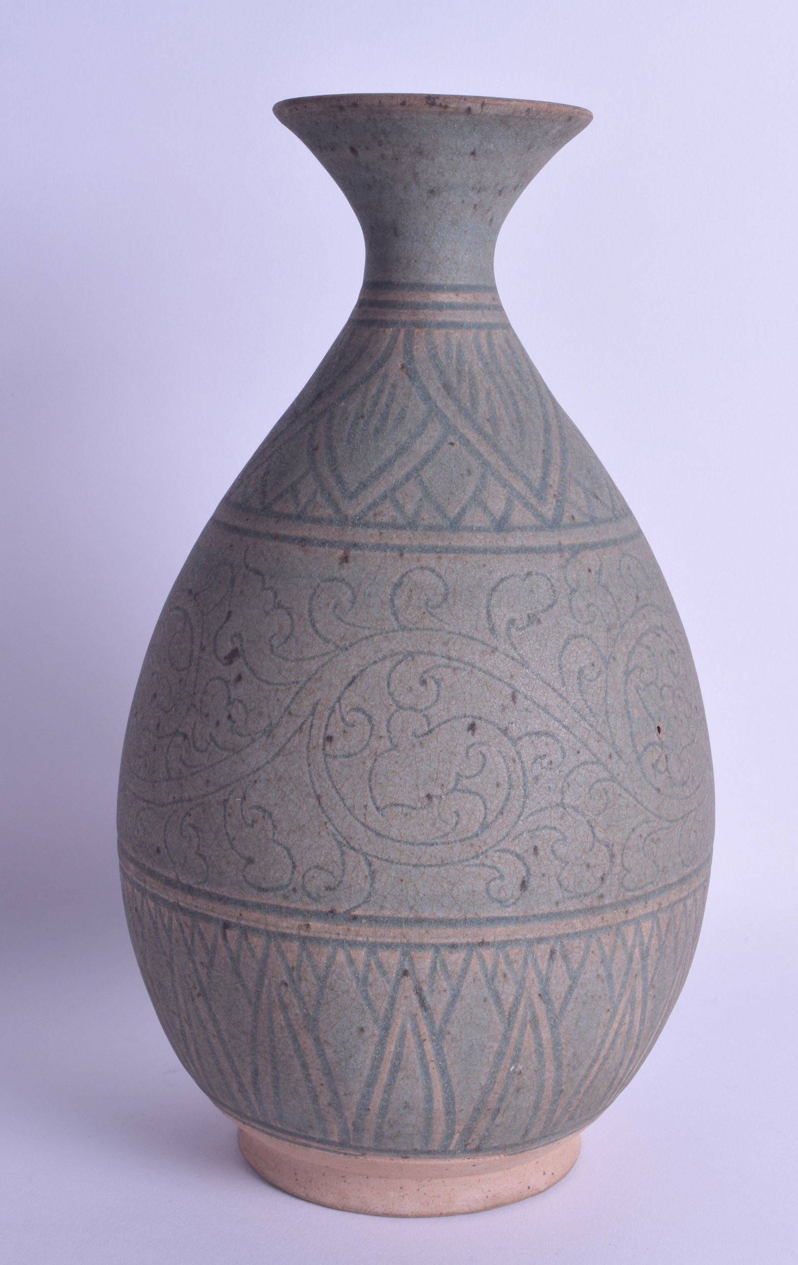 A CHINESE CHIZOU TYPE ENGRAVED POTTERY VASE possibly Ming, decorated with swirling floral vines - Bild 2 aus 3