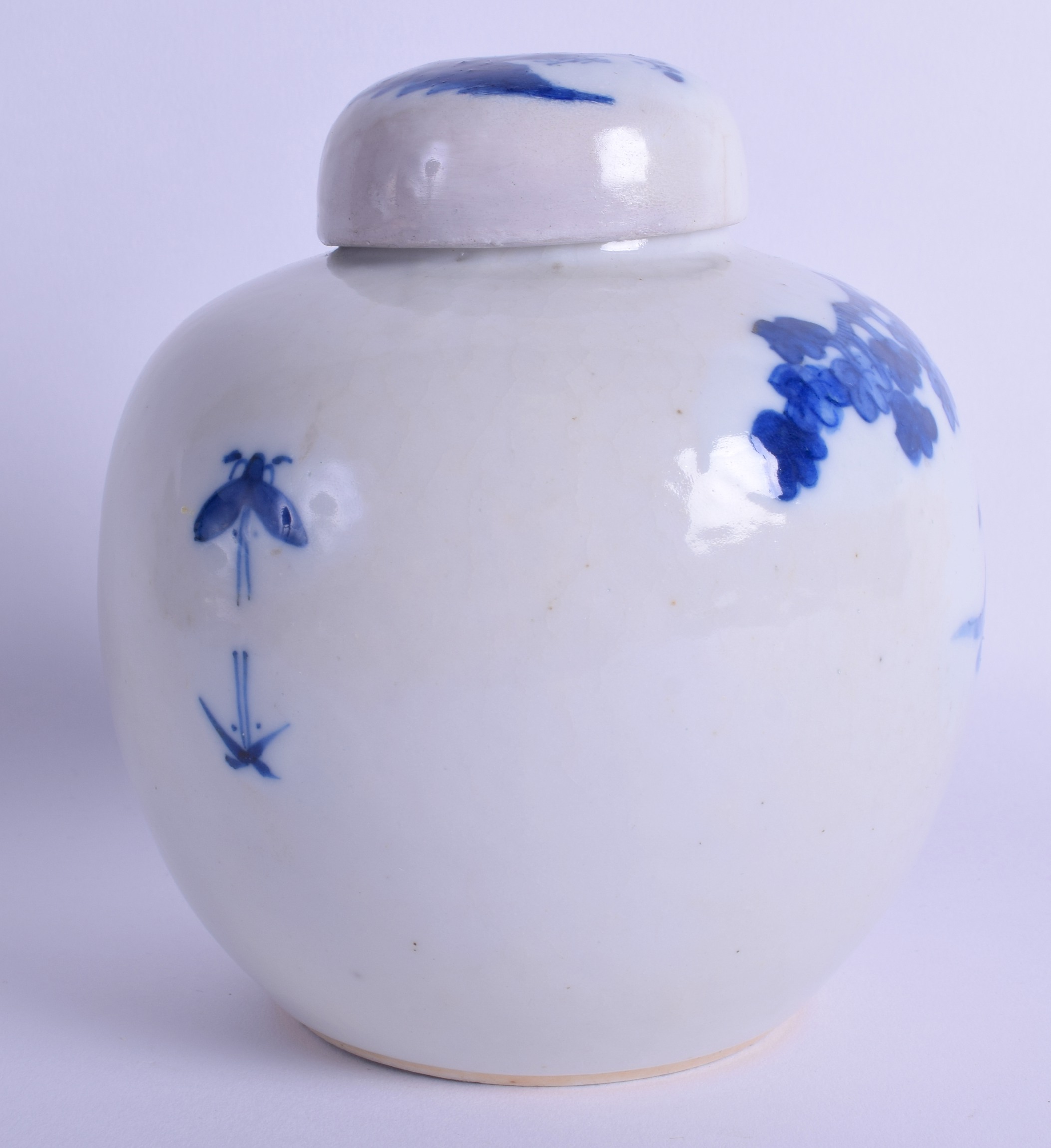 A 19TH CENTURY CHINESE BLUE AND WHITE PORCELAIN GINGER JAR AND COVER bearing Kangxi marks to base, - Bild 2 aus 3