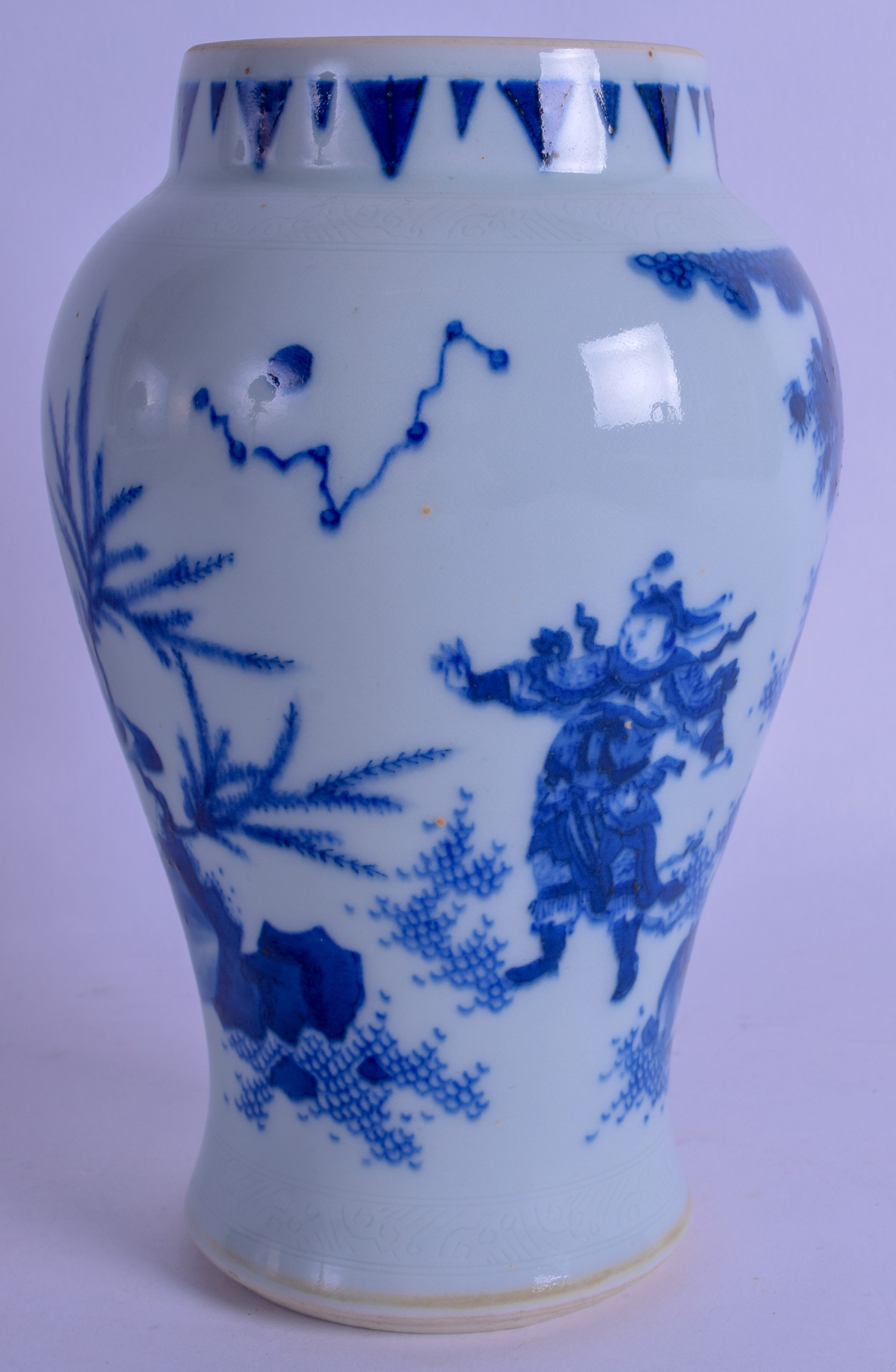 A CHINESE QING DYNASTY BLUE AND WHITE PORCELAIN JAR Transitional style, painted with warriors within - Bild 2 aus 3