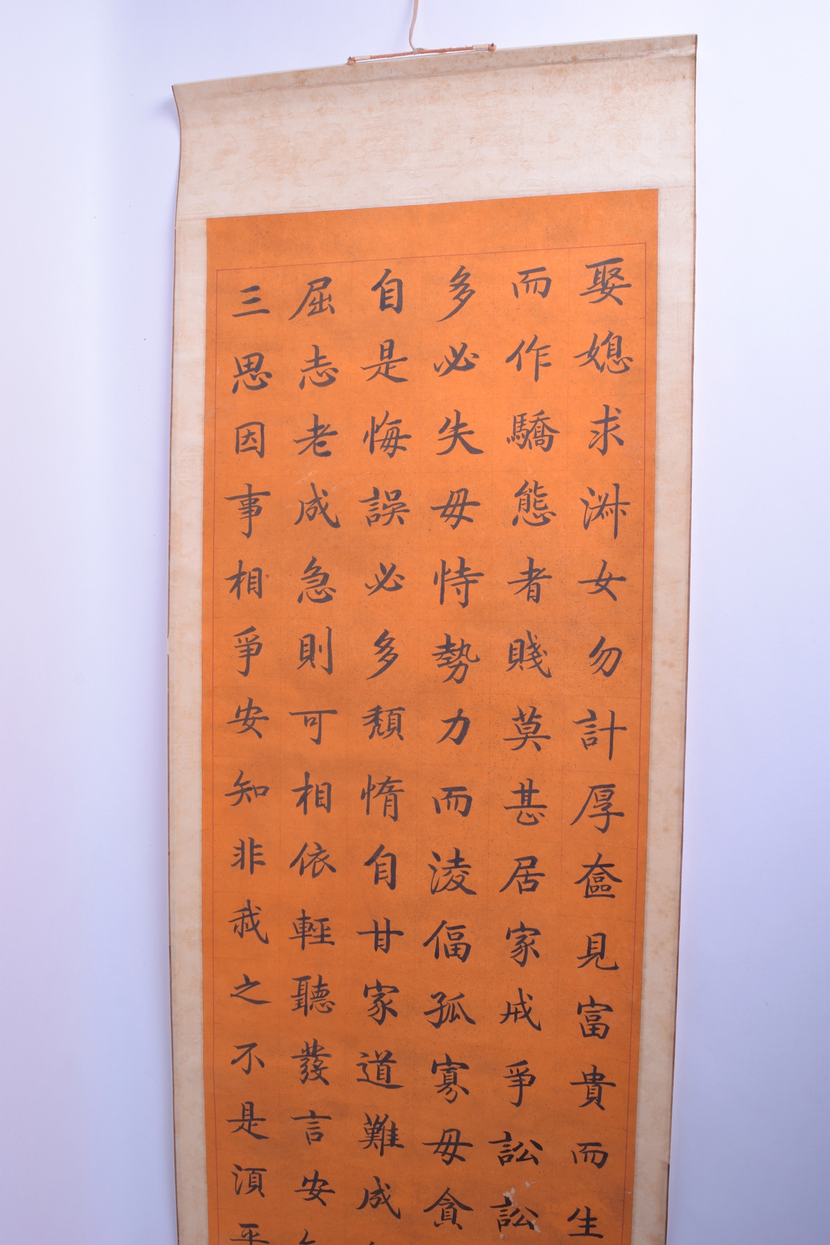 A GOOD SET OF FOUR EARLY 20TH CENTURY CHINESE CALLIGRAPHY SCROLLS Qing, painted upon an unusual - Bild 9 aus 10