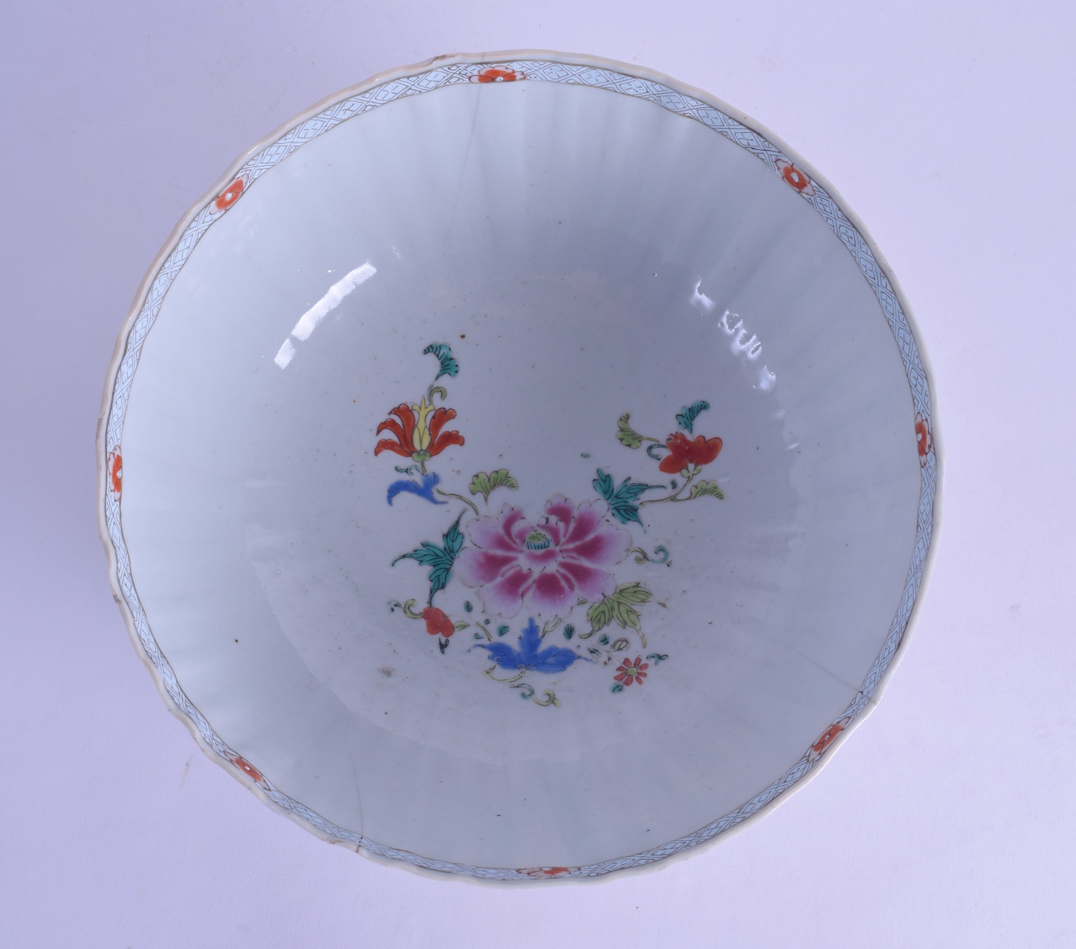 AN 18TH CENTURY CHINESE EXPORT FAMILLE ROSE SCALLOPED BOWL Qianlong, painted with flowers and - Bild 2 aus 3