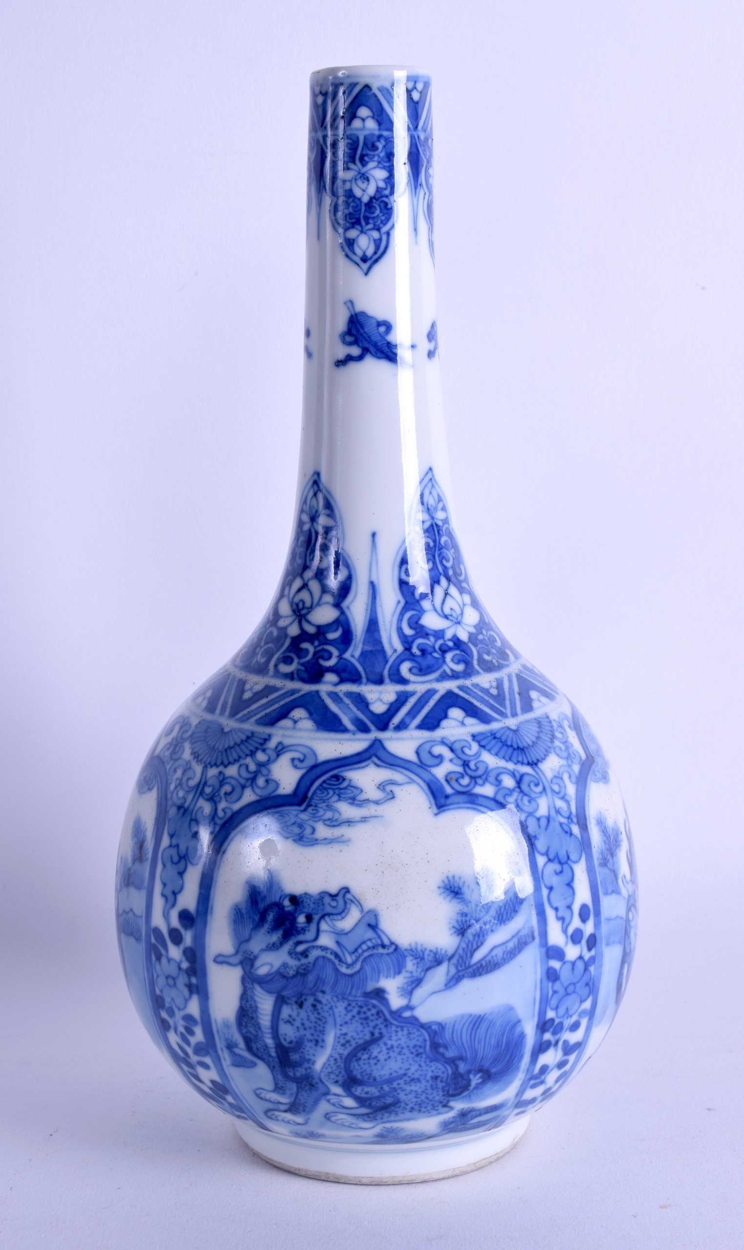 AN 18TH/19TH CENTURY CHINESE BLUE AND WHITE PORCELAIN VASE Qianlong/Jiaqing, painted with buddhistic - Bild 2 aus 3