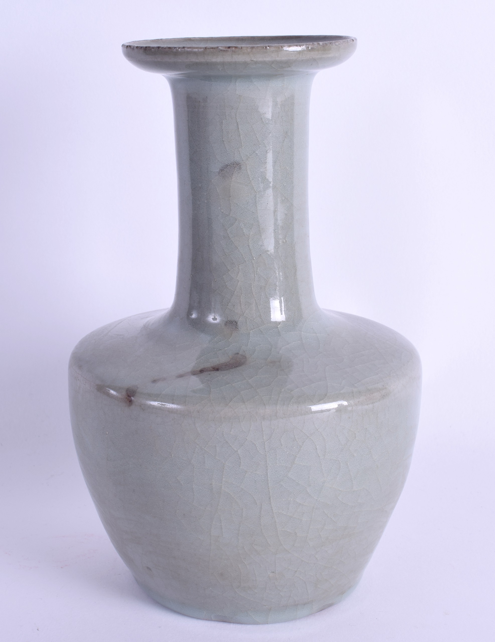 A CHINESE QING DYNASTY GE TYPE STONEWARE VASE Sung style, of mallet form. 19.5 cm high.